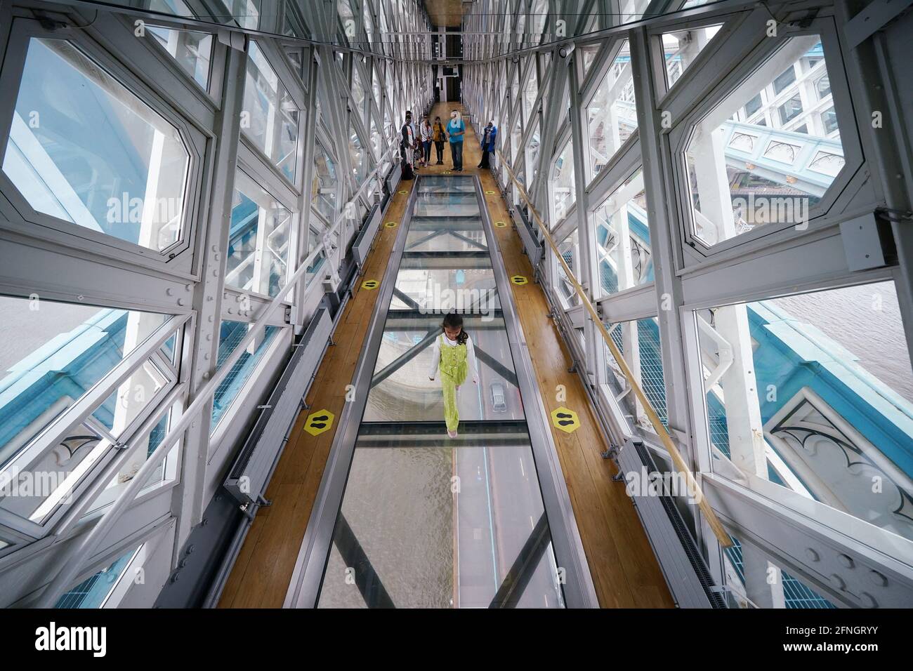Les visiteurs peuvent admirer la vue à travers le plancher de verre sur la  passerelle de haut niveau de Tower Bridge à Londres, tandis que les lieux  d'accueil et de divertissement intérieurs
