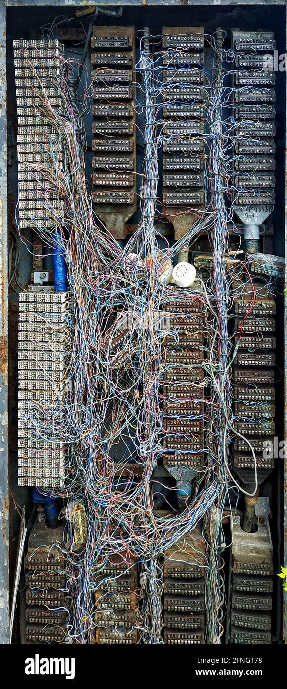Une ancienne boîte d'un ancien central téléphonique analogique à accès  commuté avec beaucoup de fils désordonnés Photo Stock - Alamy