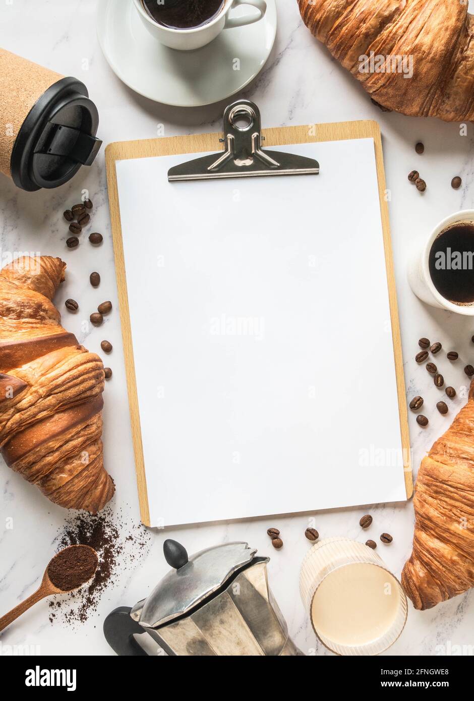 Cadre Plat De Preparation De Tasses De Cafe Croissants Et Presse Papiers Avec Feuille Vierge Pour La Saisie Du Menu Sur Fond De Marbre Concept Petit Dejeuner Francais Vue De Dessus C Photo