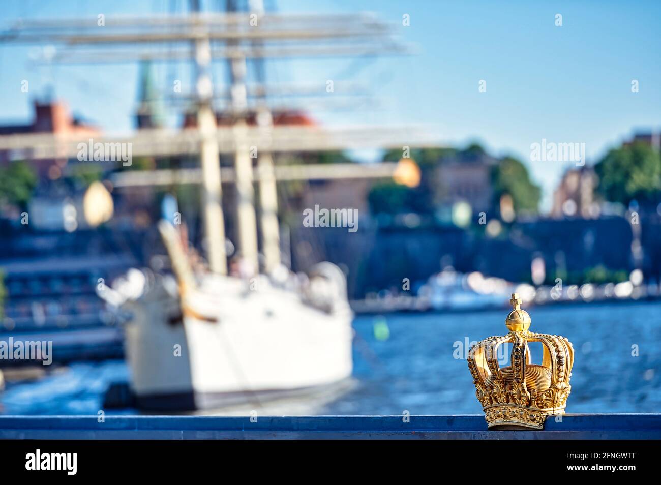 Skeppsholmsbron - Pont de Skeppsholm avec sa célèbre couronne d'or. Stockholm Suède Banque D'Images