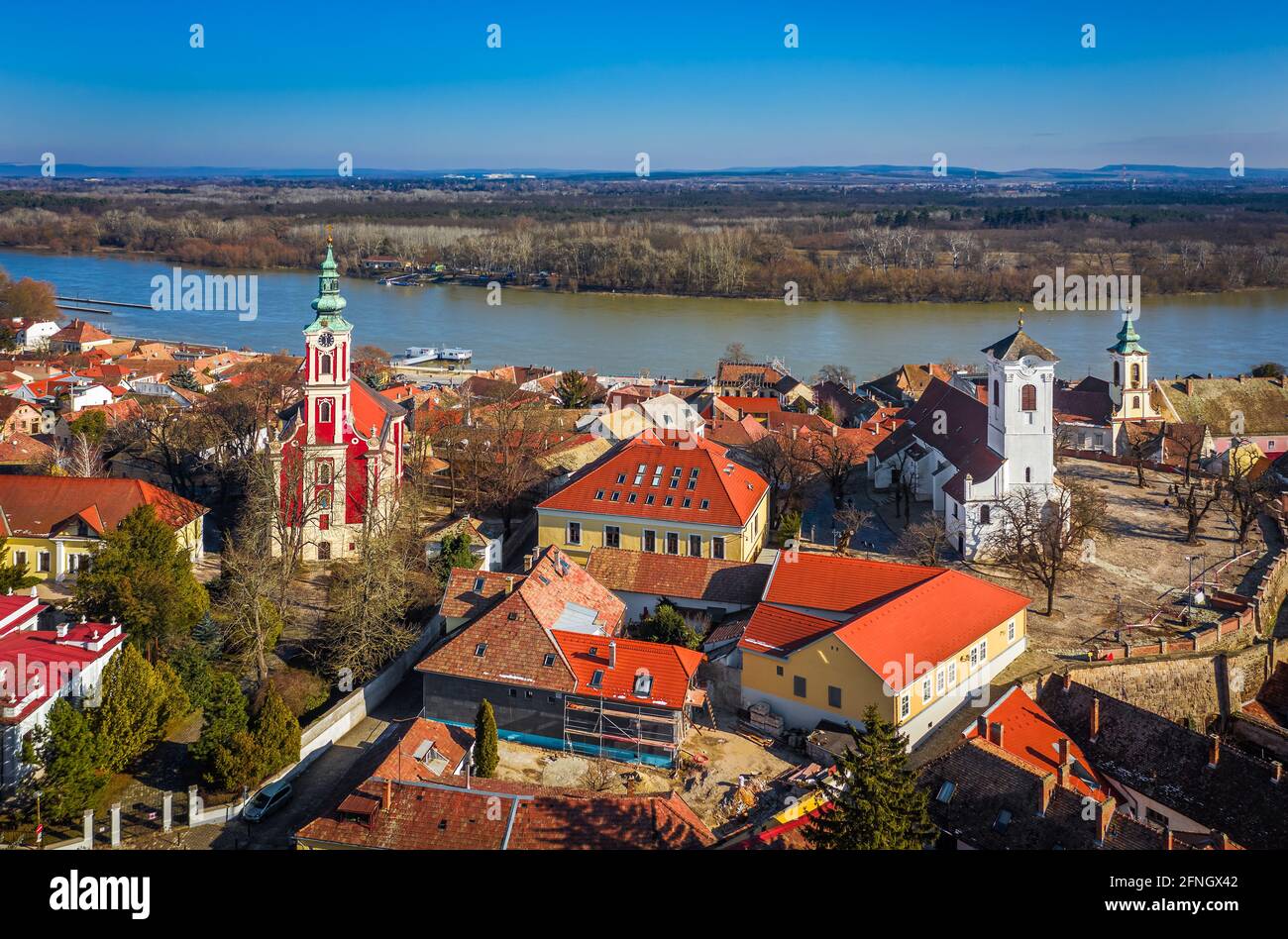 Szentendre, hongrie - vue aérienne de la ville de Szentendre par une journée ensoleillée avec la cathédrale orthodoxe serbe de Belgrade, la paroisse C de Saint-Jean-Baptiste Banque D'Images