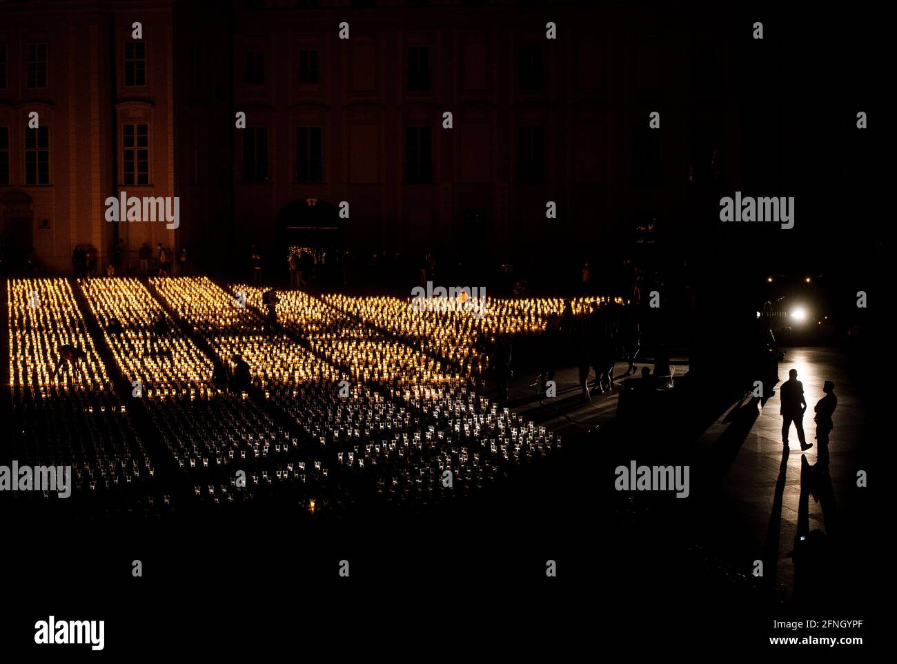 Le peuple tchèque allume des bougies lors de l'événement commémoratif pour les victimes de la COVID-19 au château de Prague, République tchèque, le 10 mai 2021. Près de 30,000 candl Banque D'Images