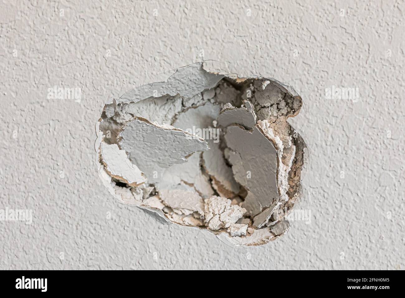 Un trou dans le mur d