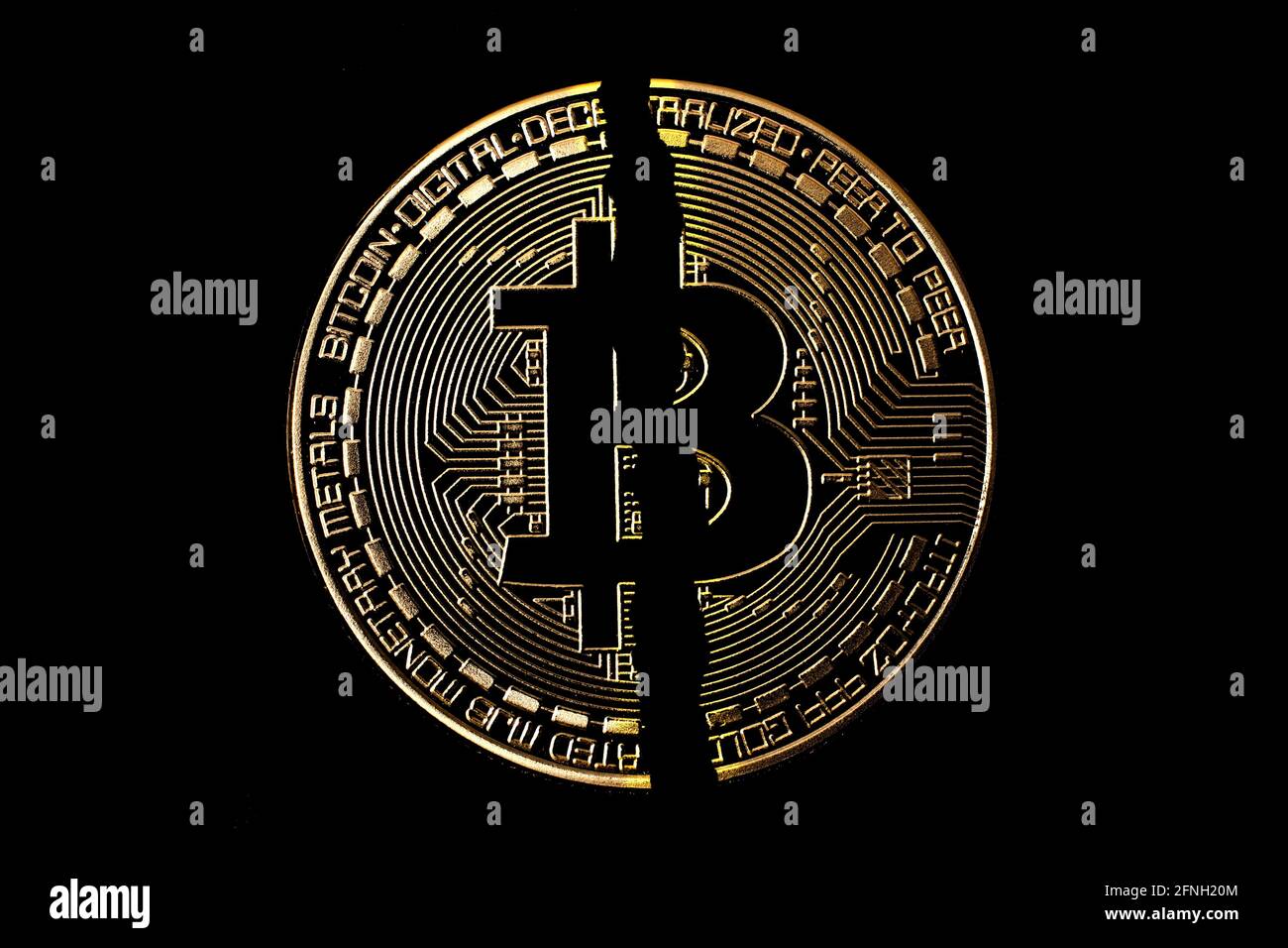 bitcoin crack sur fond noir - vente panique Banque D'Images