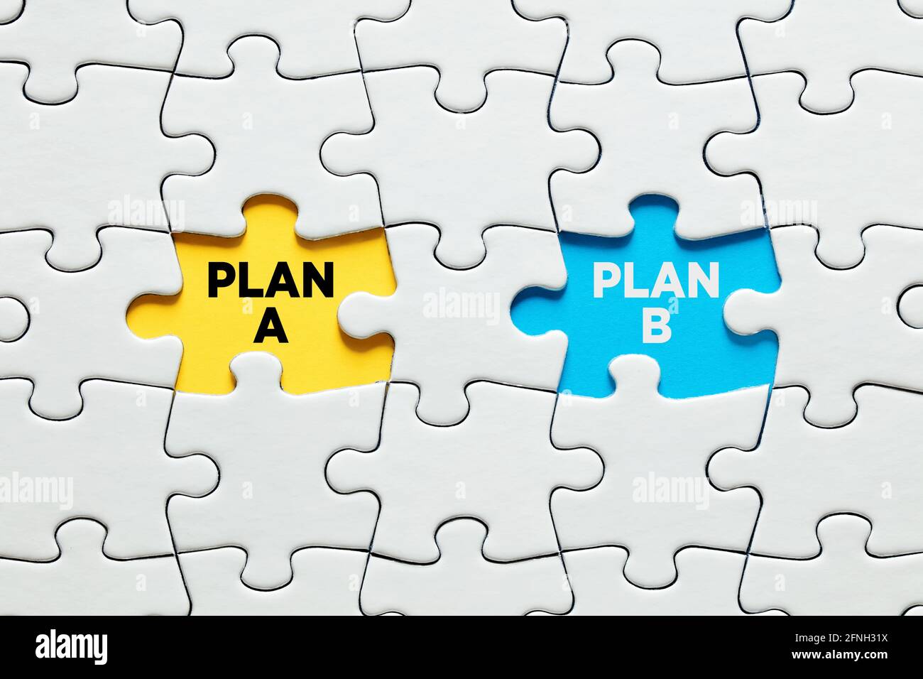 Pièces de puzzle manquantes avec les options de choix Plan A et Plan B. Plan de sauvegarde ou de choisir entre le concept de plans d'affaires alternatifs. Banque D'Images