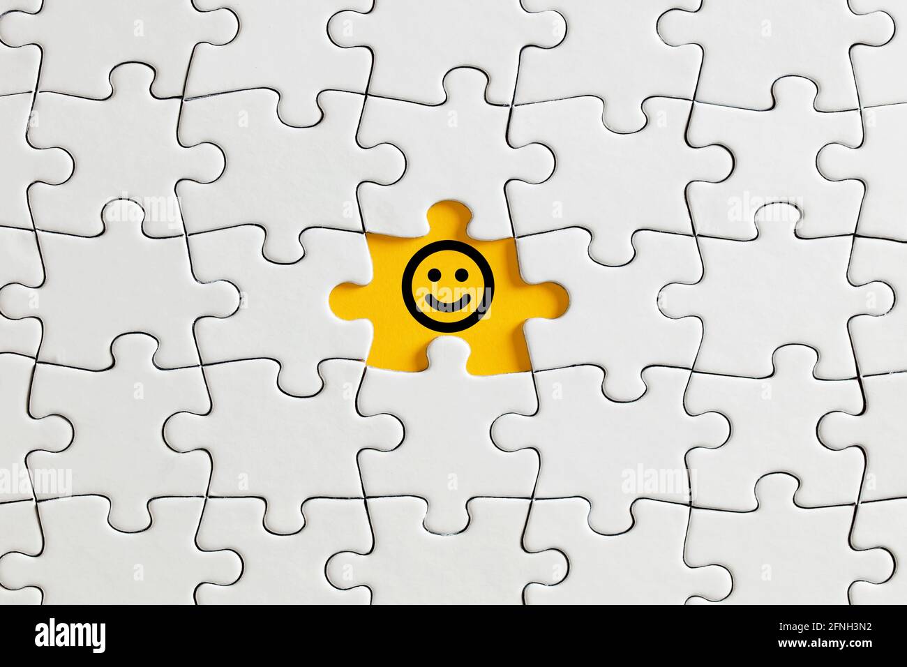 Icône sourire heureux sur pièce de puzzle manquante. Satisfaction du client ou du client ou concept de feedback positif. Banque D'Images