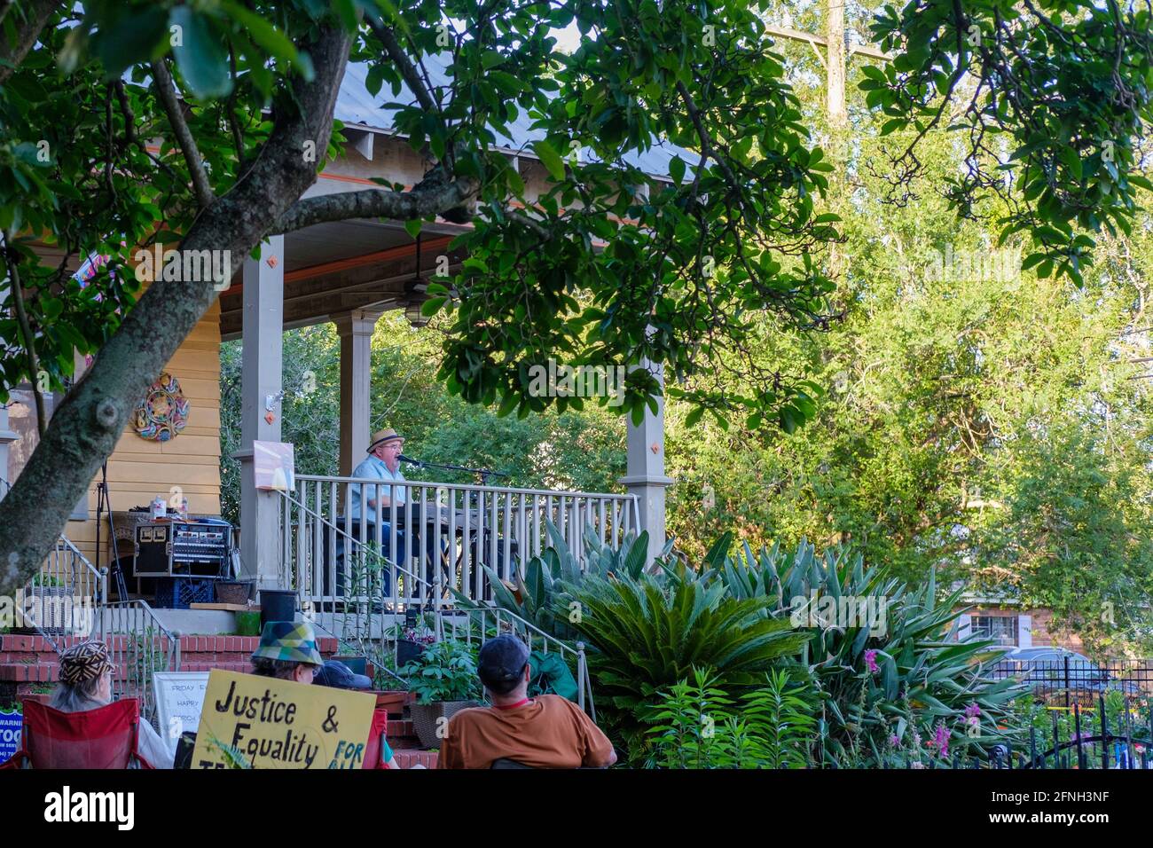 LA NOUVELLE-ORLÉANS, LA, États-Unis - 7 MAI 2021 : John 'Papa' gros joue pour la foule lors d'un concert sous le porche avant dans le quartier Uptown Banque D'Images