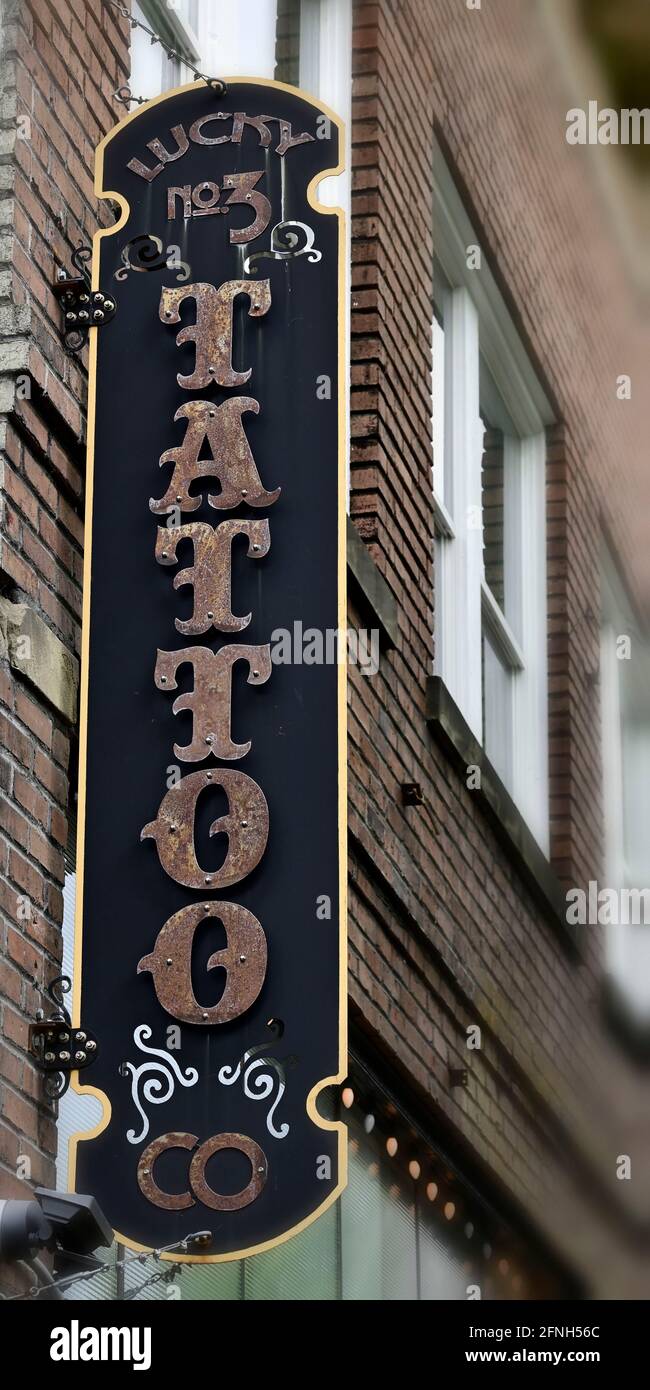 Le panneau pour un salon de tatouage à Centralia, WA Banque D'Images