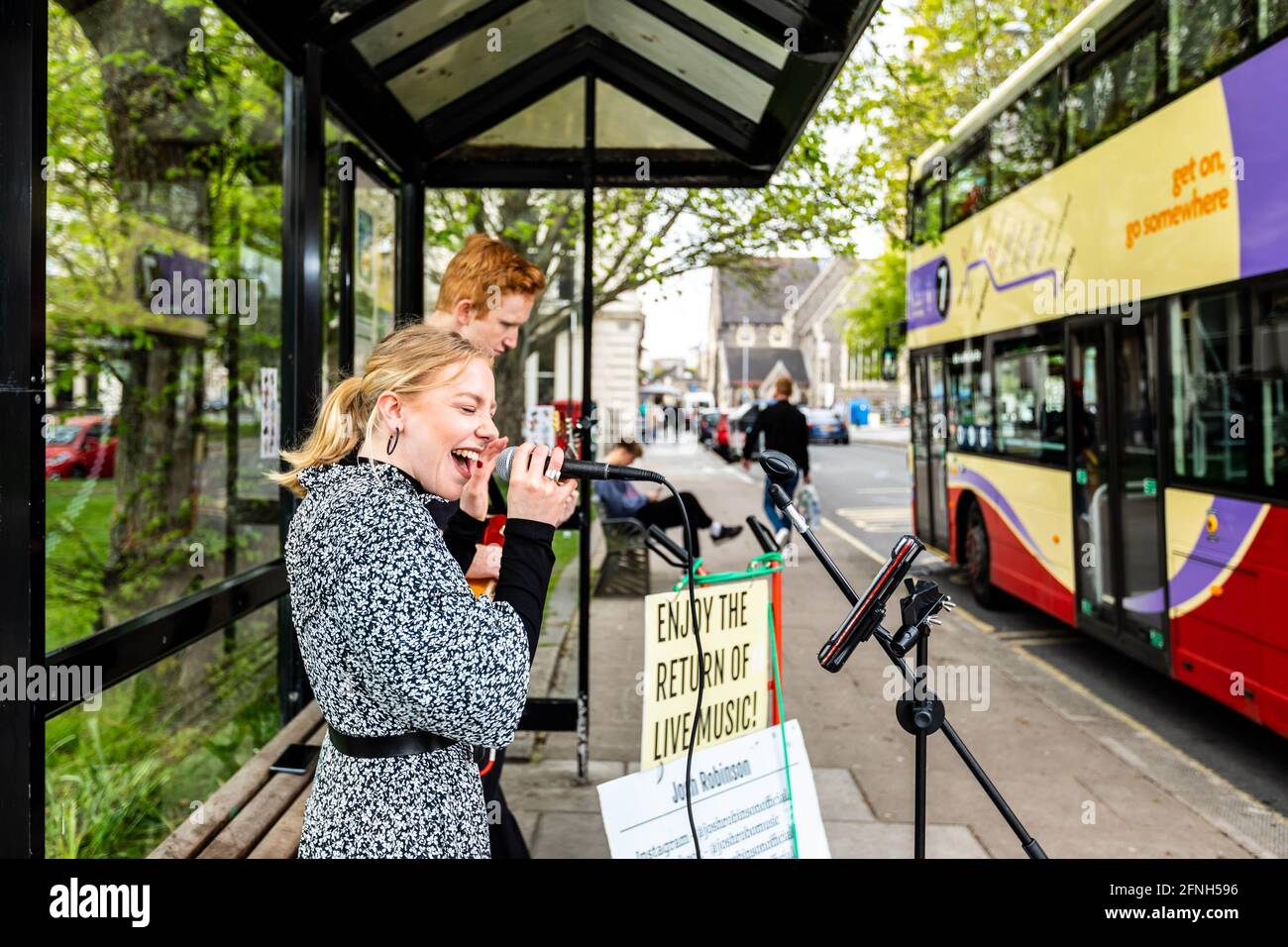 USAGE ÉDITORIAL SEULS les Buskers Alysha Mae et Reigan Parham, d'Essex, se produit sur la place Palmeira à Brighton pour célébrer le retour des spectacles de rue en direct après l'assouplissement des restrictions du coronavirus aujourd'hui. Date de la photo: Lundi 17 mai 2021. Banque D'Images