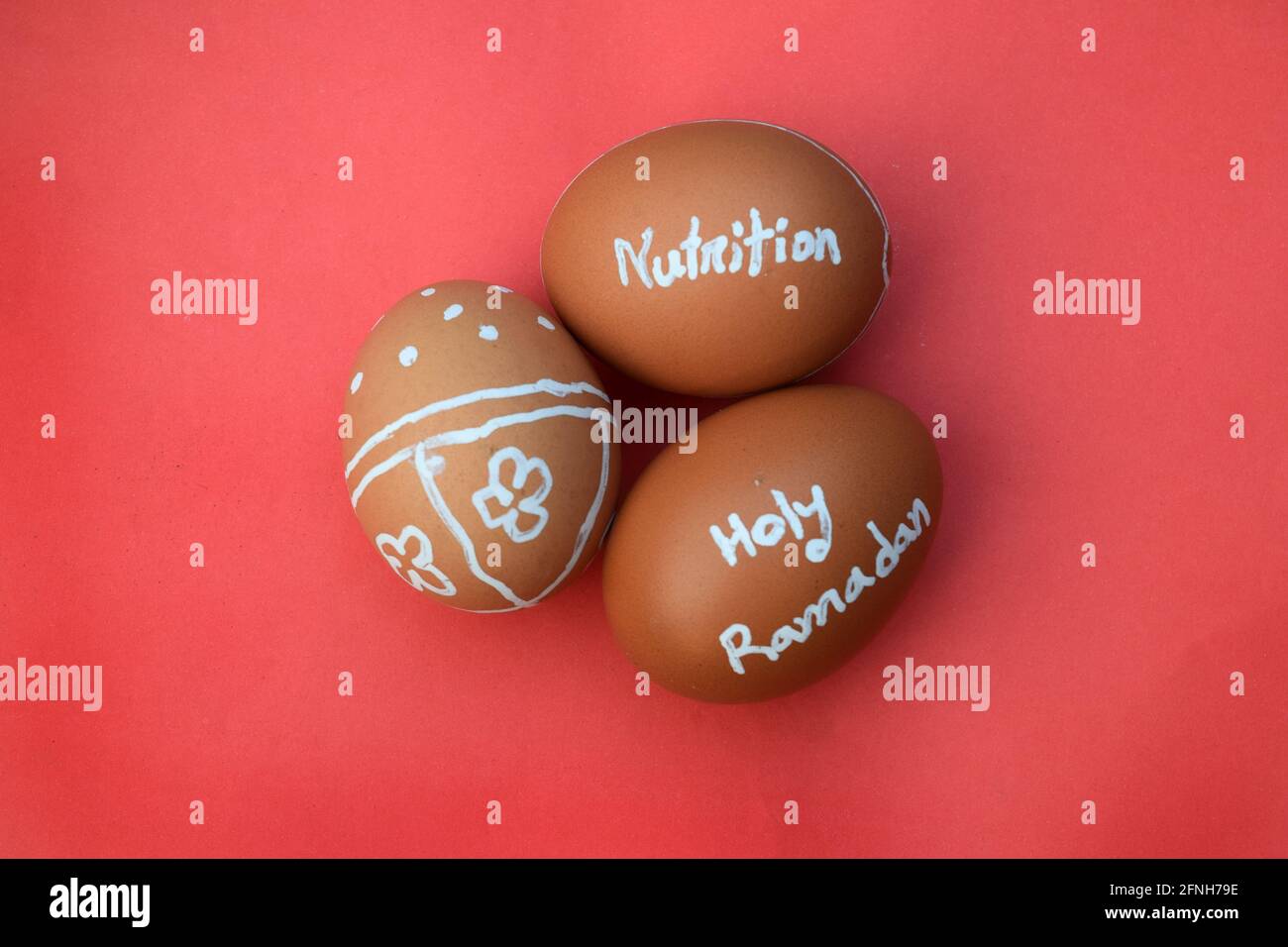 Sainte Ramadan et la typographie de la main de nutrition sur l'oeuf. Arrière-plan rouge isolé. Banque D'Images