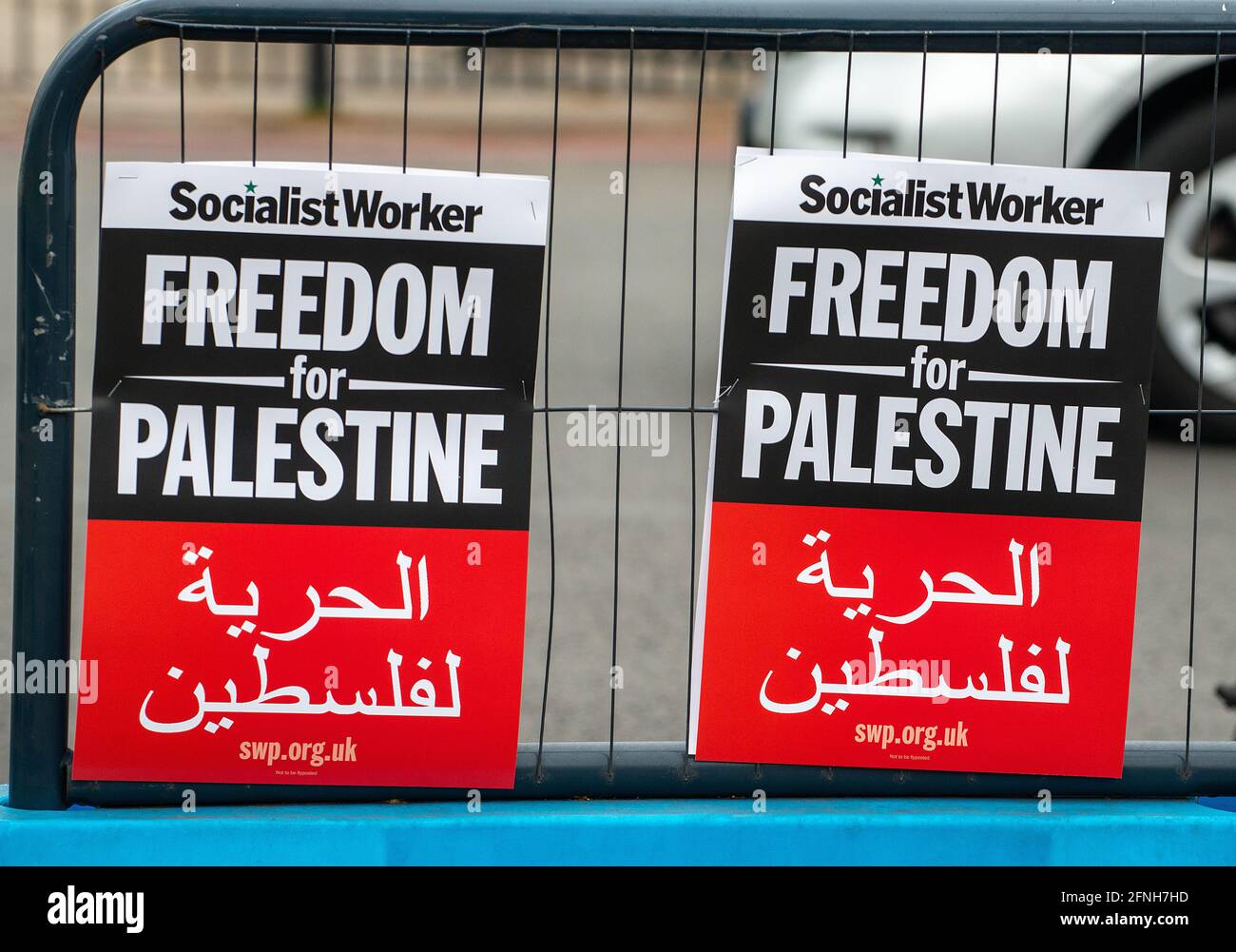 Signes du rassemblement de Save Sheikh Jarrah pour une Palestine libre, exhortant le gouvernement britannique à prendre des mesures immédiates et à cesser de permettre à Israël d'agir en toute impunité. La manifestation a commencé à Marble Arch et le rassemblement a défilé à l'ambassade israélienne à Kensington, à Londres. Banque D'Images