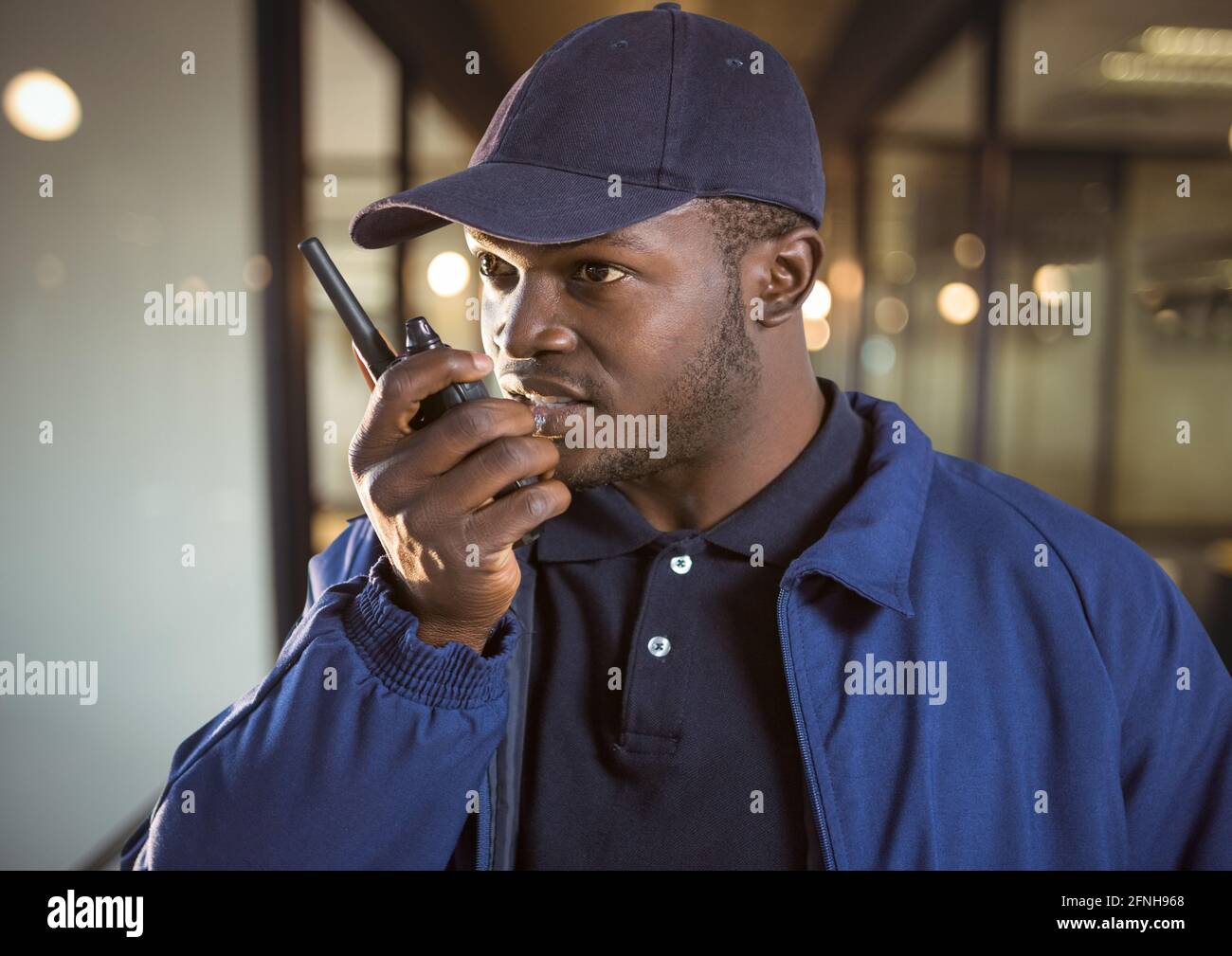Composition d'un agent de sécurité mâle utilisant talkie walkie sur flou arrière-plan Banque D'Images