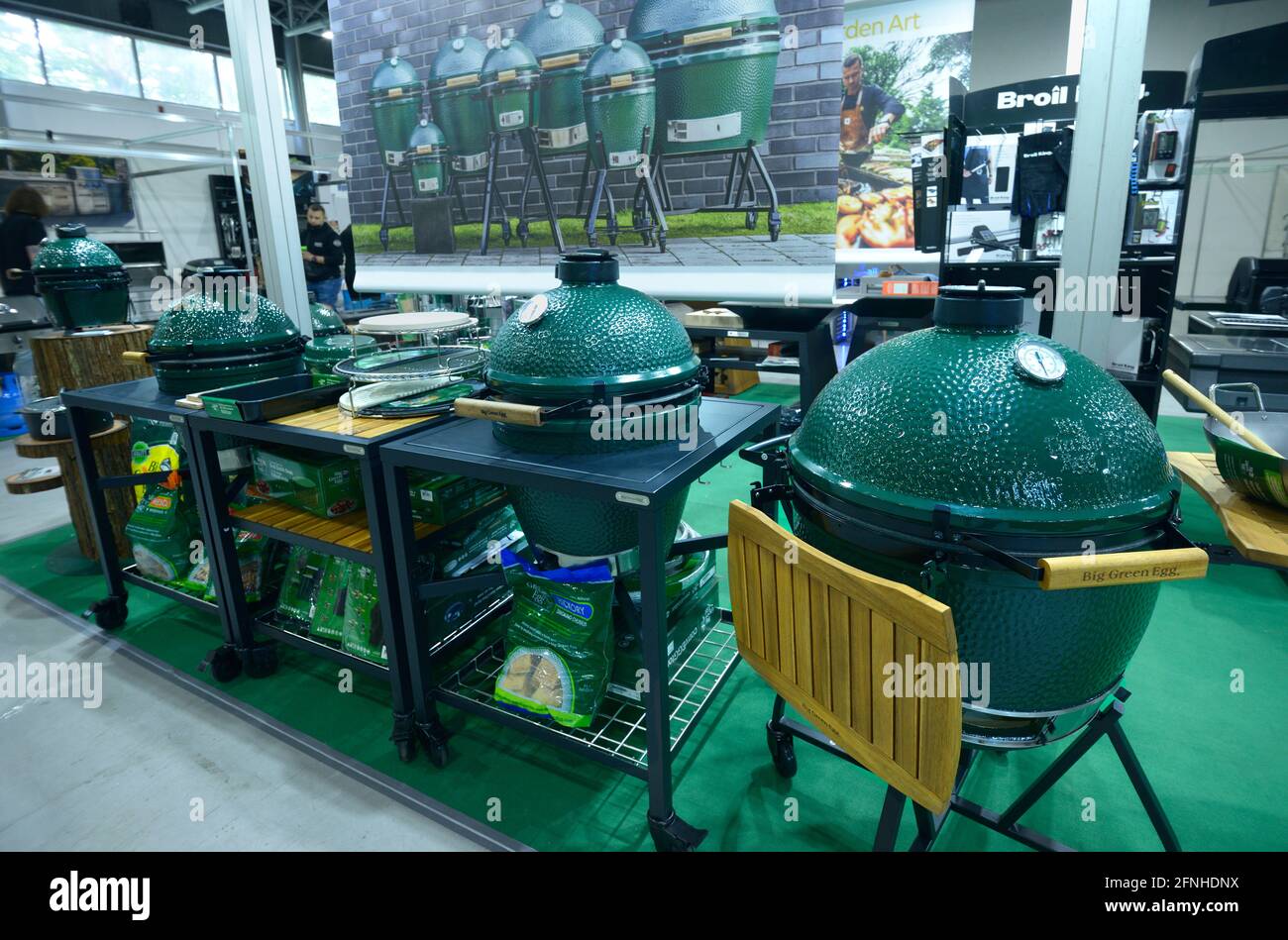 Barbecues en céramique faits par Big Green Egg présentés sur le stand. Exposition datcha et sauna. 15 mai 2021. Kiev, Ukraine Banque D'Images