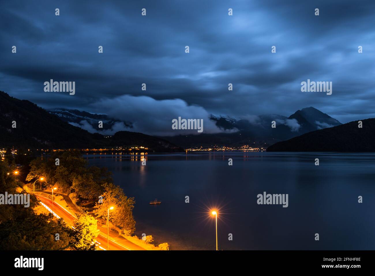 Nuit à Vitznau. Canton de Lucerne. Lac et chaîne de montagnes Alpes centre de la Suisse. Les lumières des maisons et des lanternes. Banque D'Images