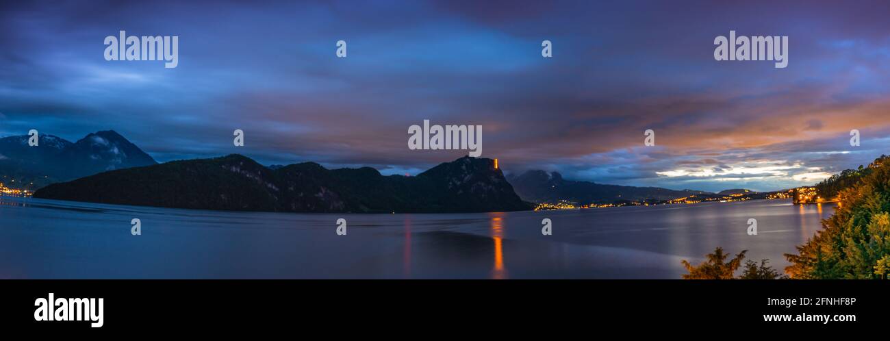 Nuit à Vitznau. Canton de Lucerne. Lac et chaîne de montagnes Alpes centre de la Suisse. Les lumières des maisons et des lanternes. Banque D'Images