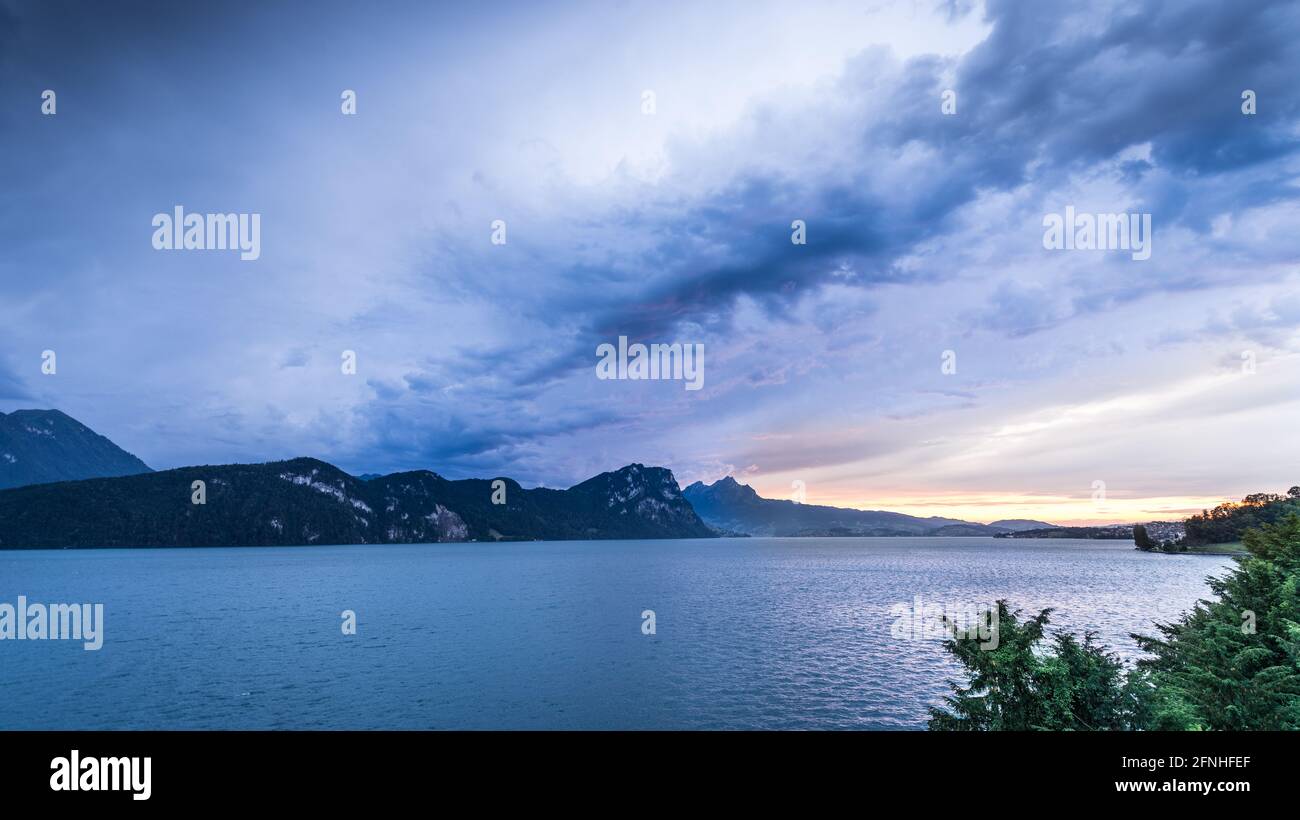 L'atmosphère grandiose du front de tempête. Mauvais temps. Il y a de lourds nuages dans le ciel. Paysage Suisse, Canton de Lucerne. Lac de Lucerne. Banque D'Images