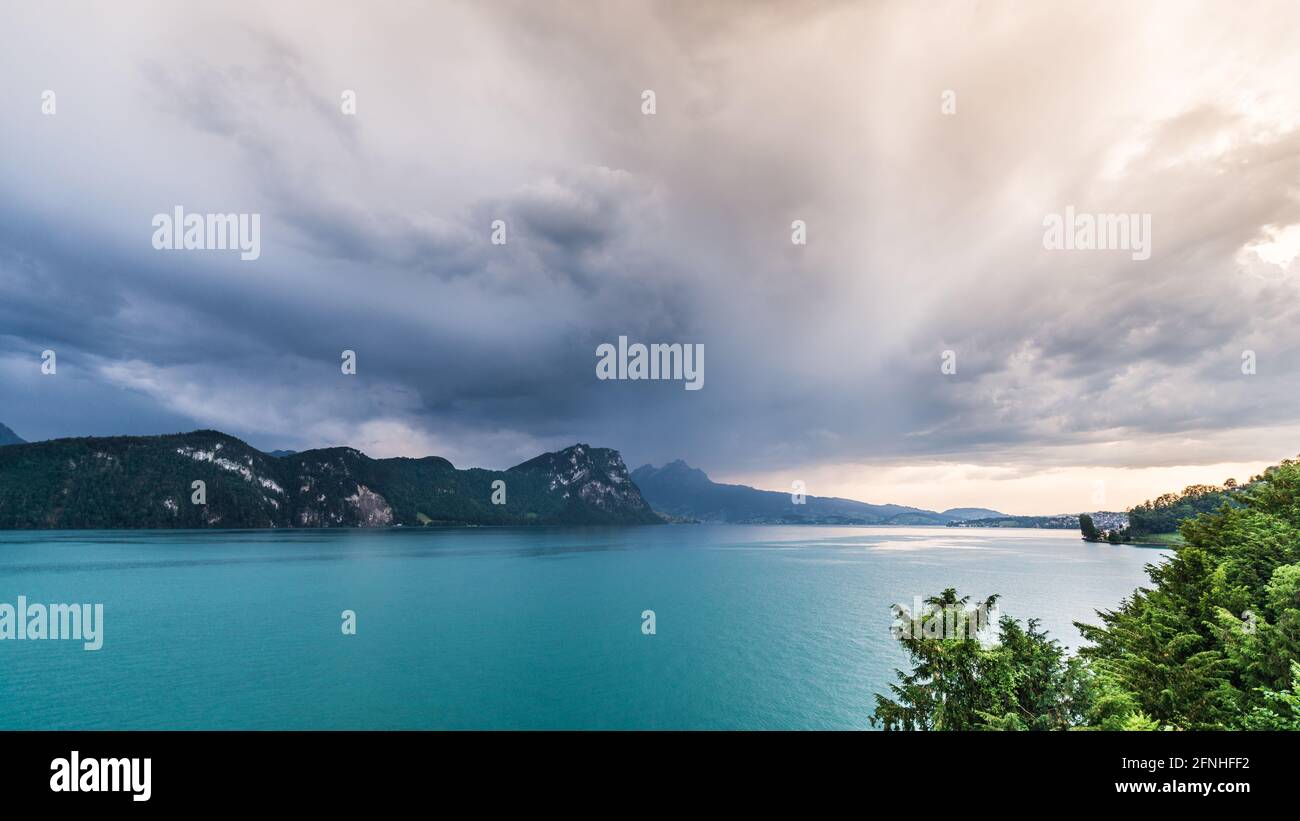 L'atmosphère grandiose du front de tempête. Mauvais temps. Il y a de lourds nuages dans le ciel. Paysage Suisse, Canton de Lucerne. Lac de Lucerne. Banque D'Images