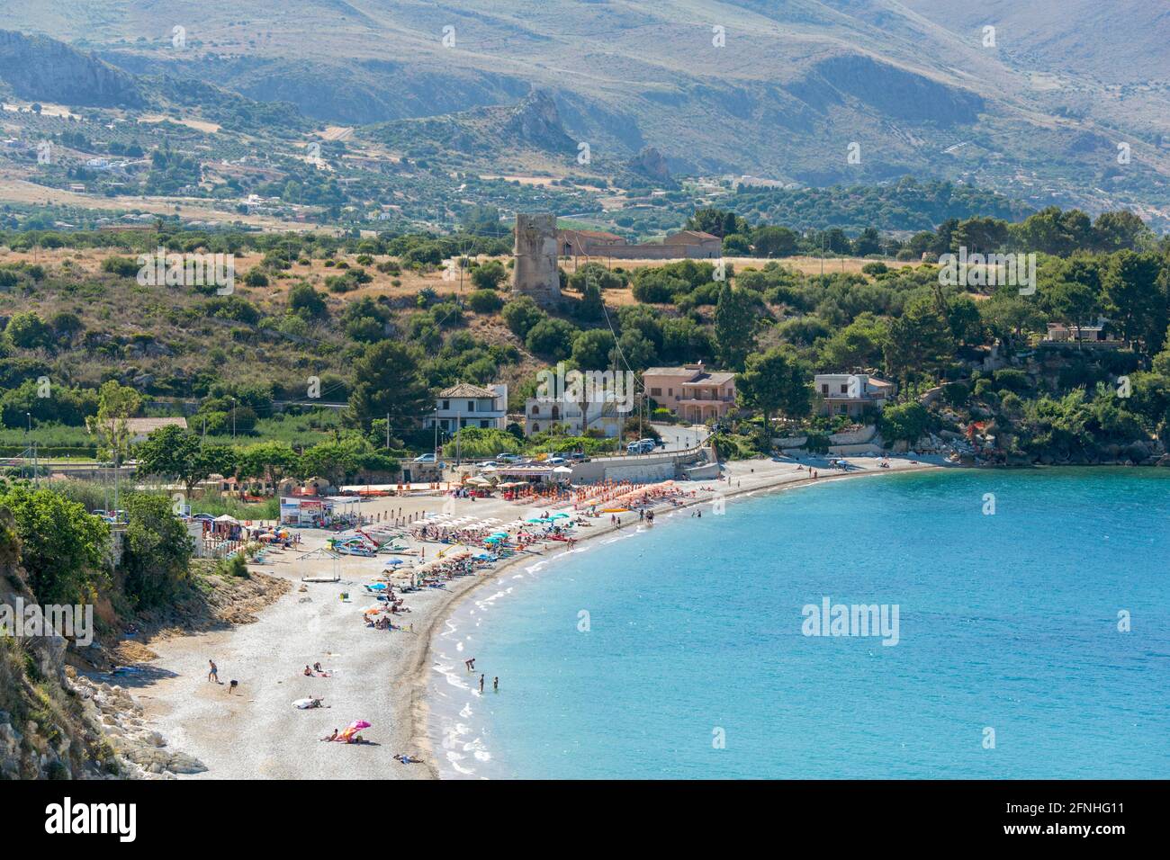 Scopello, Trapani, Sicile, Italie. Vue sur la plage de Guidaloca et les eaux turquoise du golfe de Castellammare. Banque D'Images