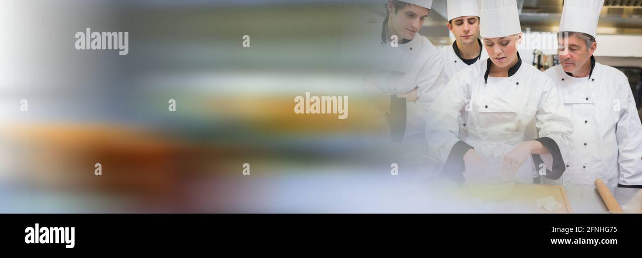 Groupe de chefs cuisinant dans une cuisine, une cuisine de restaurant et des concepts de l'industrie alimentaire Banque D'Images