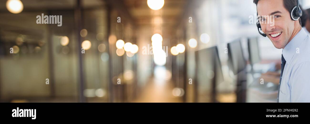 Des hommes qui regardent la caméra et travaillent sur un ordinateur portable concept d'arrière-plan de bureau Banque D'Images