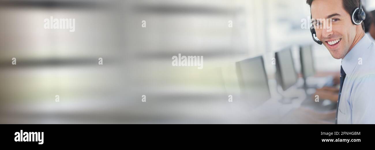 Des hommes qui regardent la caméra et travaillent sur un ordinateur portable concept d'arrière-plan de bureau Banque D'Images