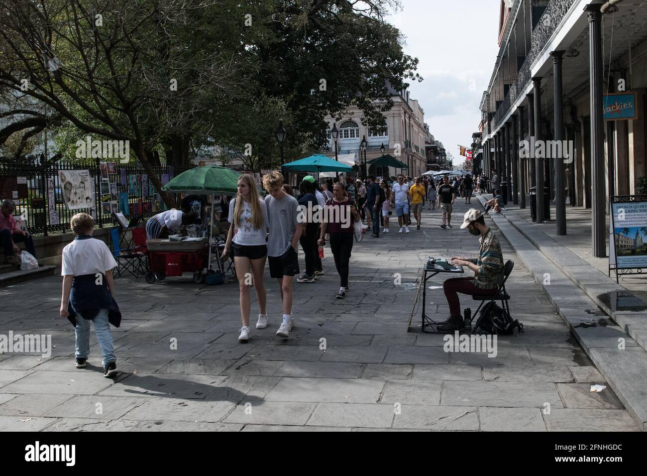 Un poète de rue divertit les touristes et les habitants de la ville dans la vibrante Jackson Square, au cœur du quartier français historique de la Nouvelle-Orléans. Banque D'Images