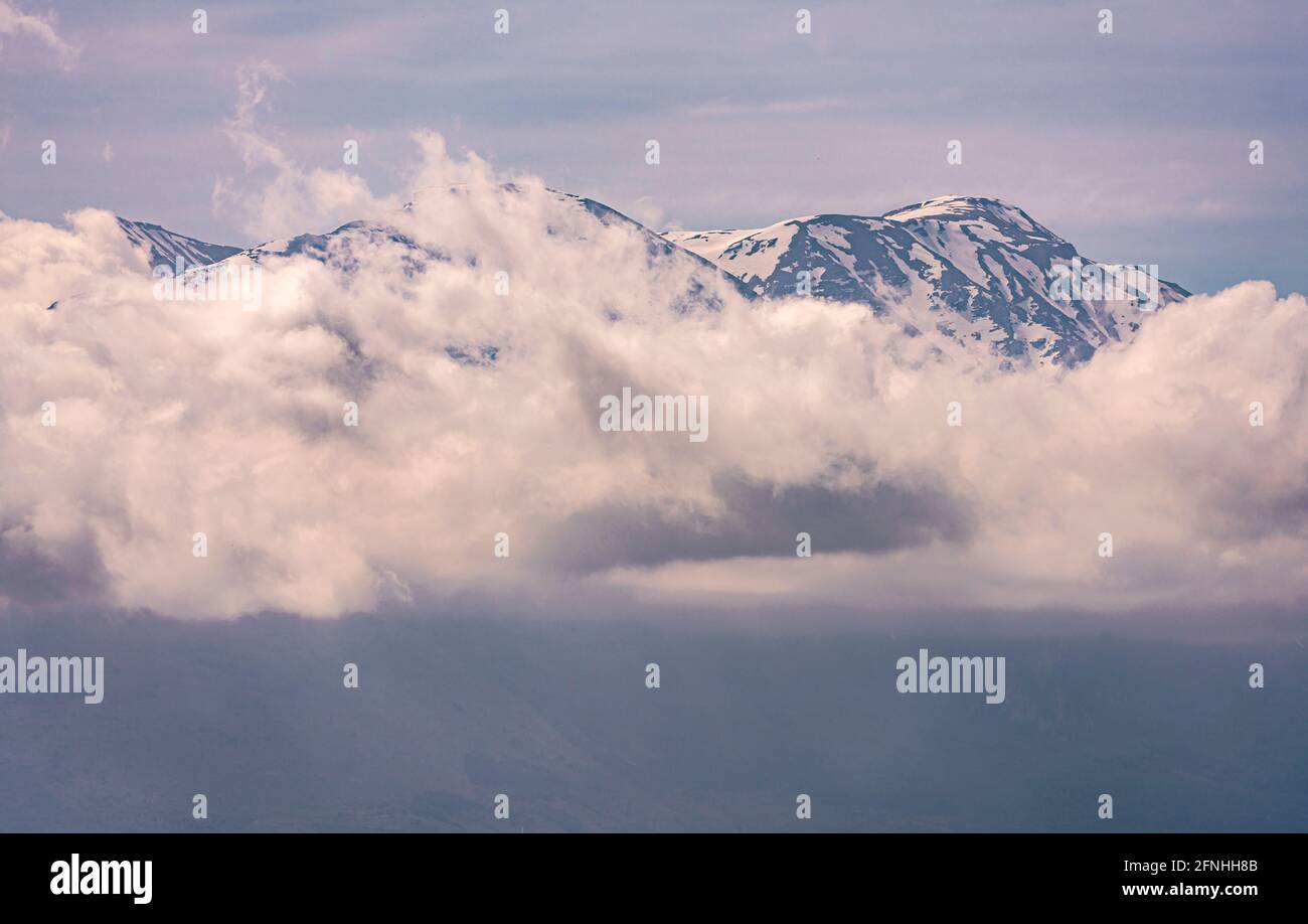 Sommets enneigés de la chaîne de montagnes de Maiella au-dessus des nuages. Le geopark de Maiella. Parc national de Maiella, Abruzzes, Italie, europe Banque D'Images