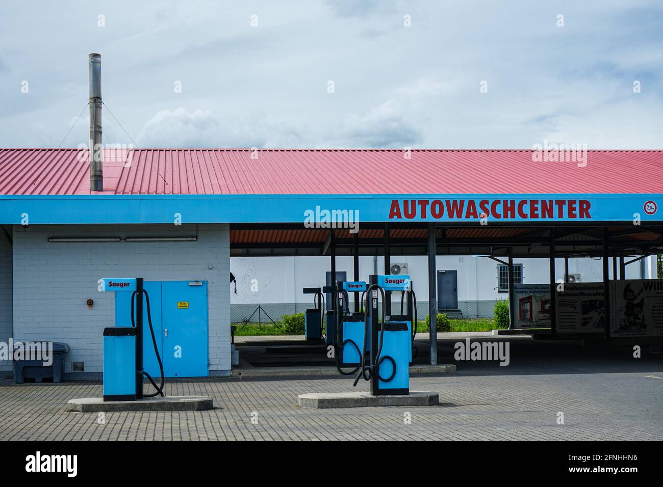 Station de lavage de voiture, coloris bleu avec inscriptions rouges. Banque D'Images