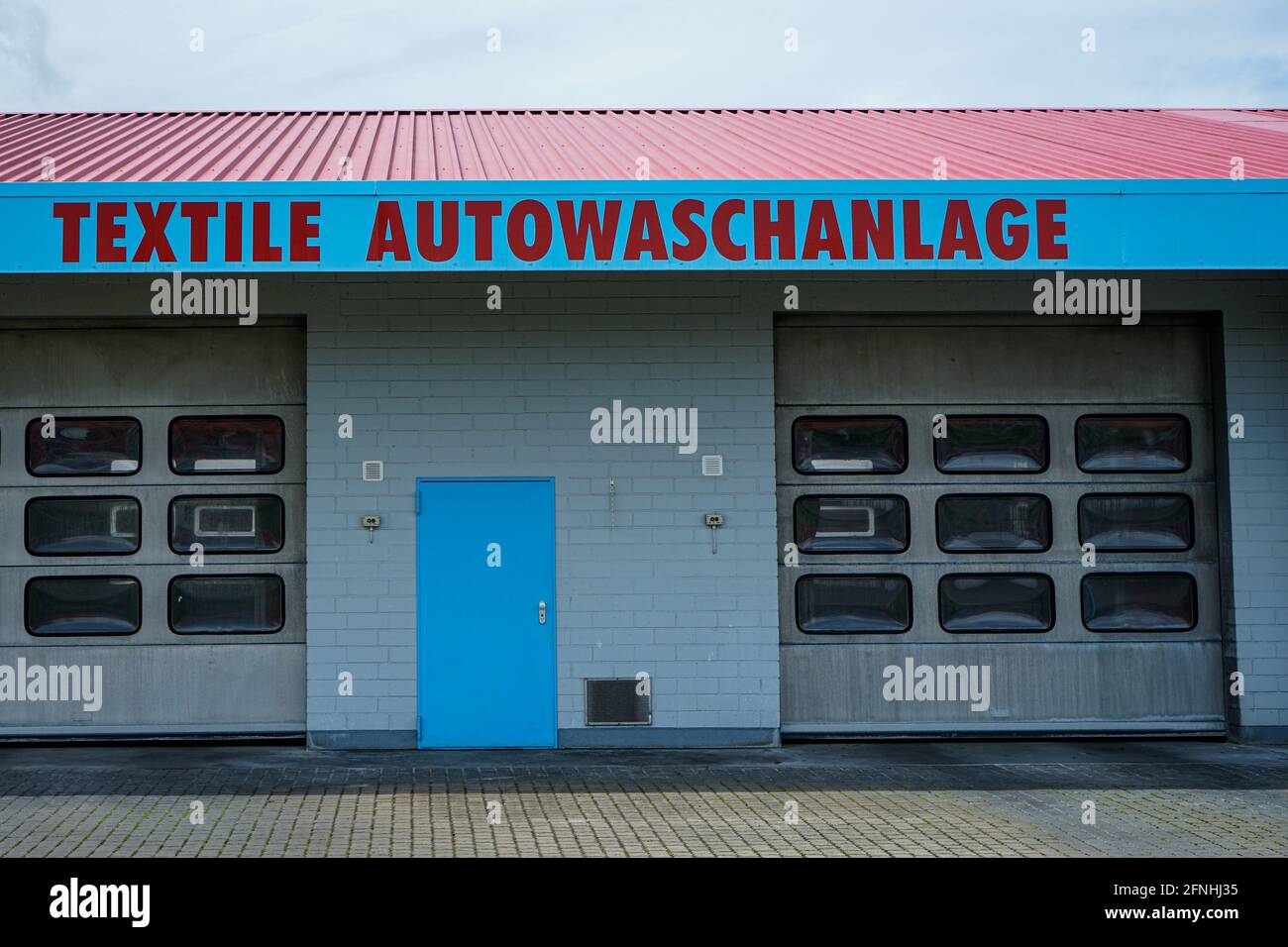 Station de lavage de voiture, coloris bleu avec inscriptions rouges. Banque D'Images