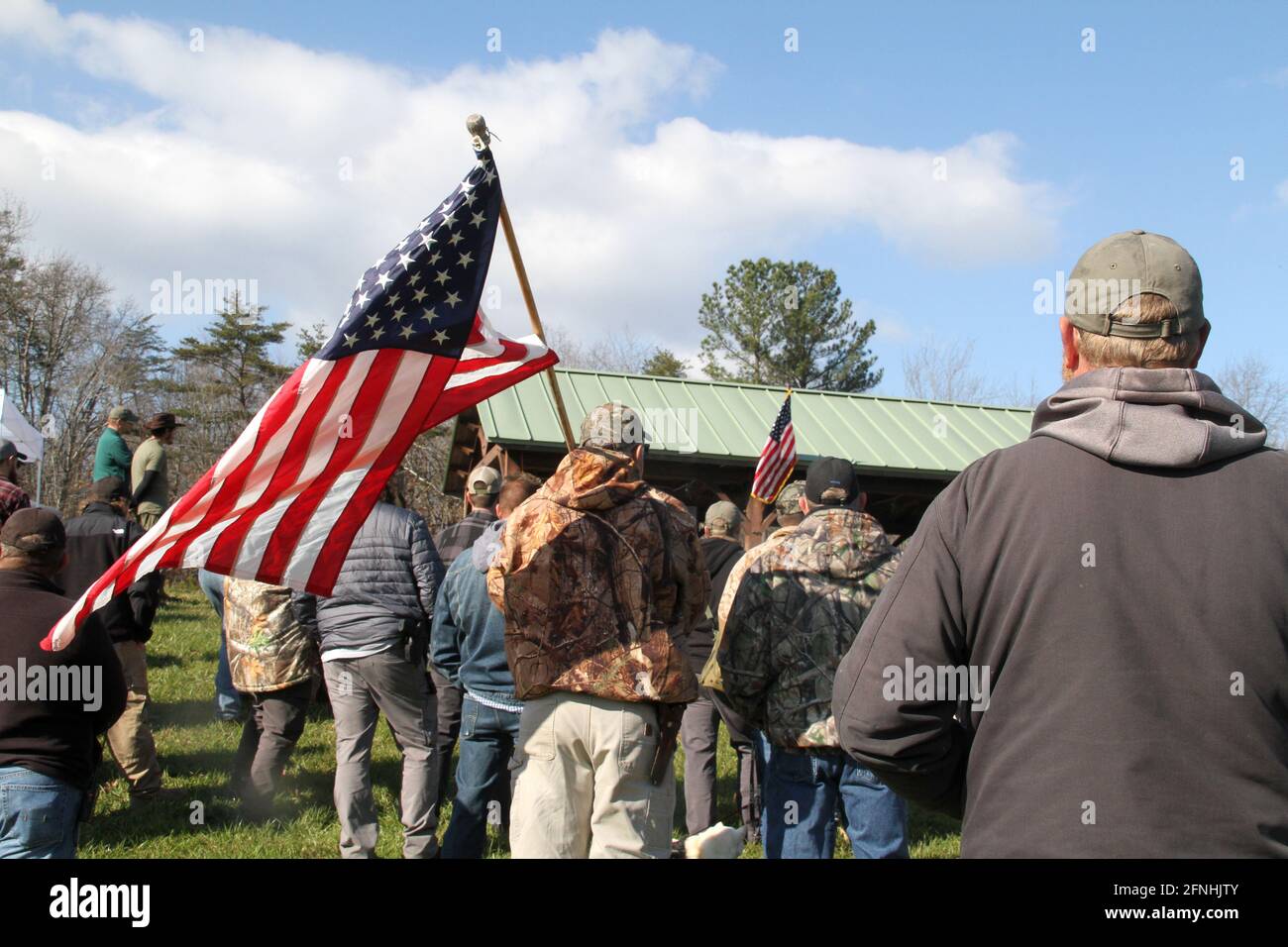 Décembre 2020. Protestation contre la fraude électorale dans une petite ville de Virginie, aux États-Unis. Les gens de la campagne avec des drapeaux américains. Banque D'Images