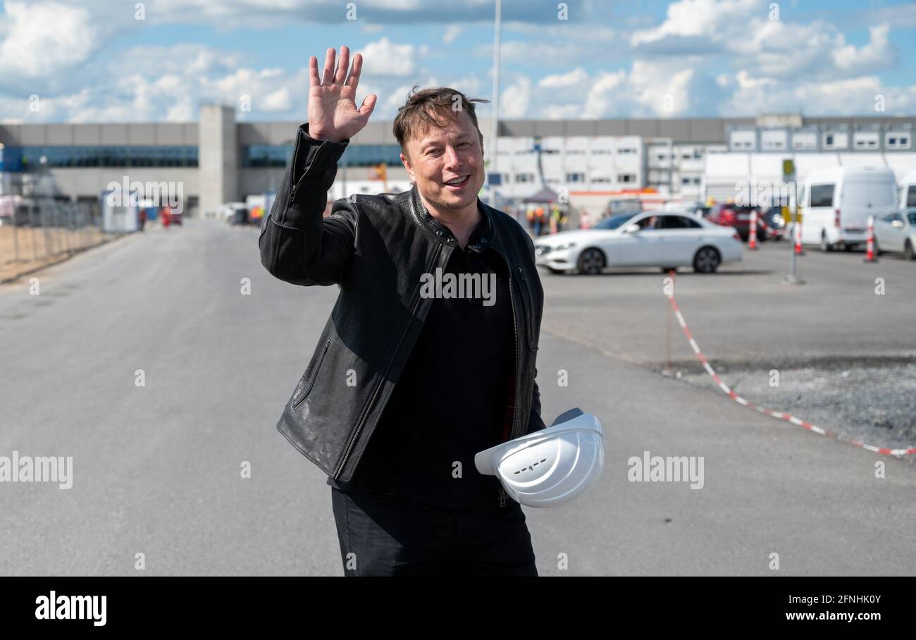 17 mai 2021, Brandebourg, Grünheide: Elon Musk, PDG de Tesla, se dresse sur le site de construction de l'usine de Tesla et Waves. Il a pris un aperçu des progrès de la construction de la nouvelle usine à Grünheide près de Berlin, qui va probablement commencer la production plusieurs mois plus tard que prévu à l'origine. L'homme de 49 ans n'a pas fait ses premiers commentaires lundi. Photo: Christophe GATEAU/dpa Banque D'Images