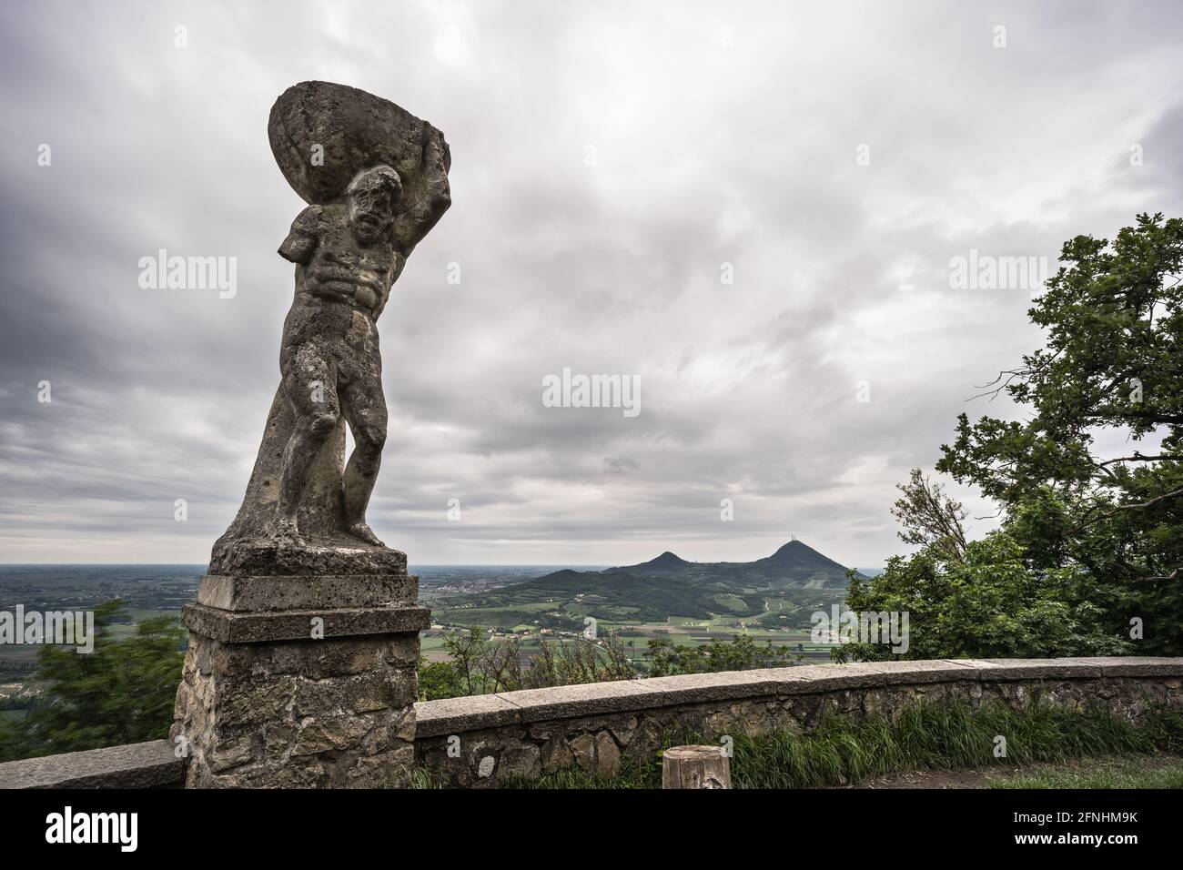 Vue panoramique sur la statue d'Hercules contre le ciel Monselice Banque D'Images