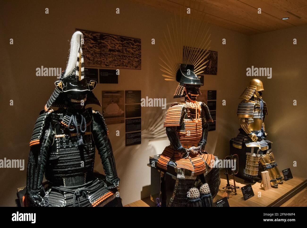 Tokyo, Japon - 12 janvier 2016 : des armures de samouraï et des épées de samouraï sont exposées dans le musée de Samurai à Kabukicho Shinjuku, Tokyo - Japon Banque D'Images