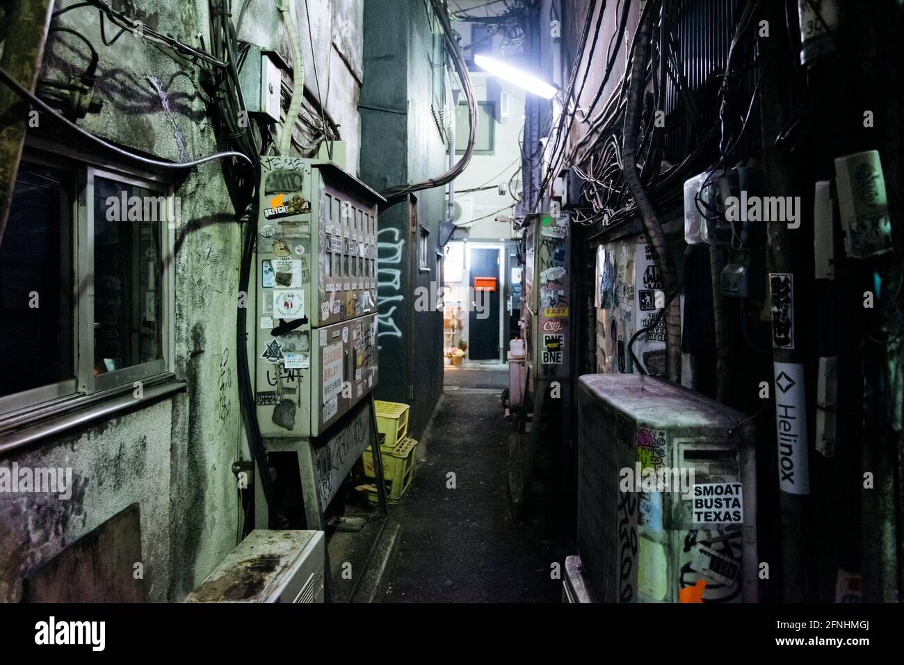 Tokyo, Japon - janvier 12, Golden Gai ruelle ruelle rue avec izakaya restaurants la nuit et des panneaux à Shinjuku, Tokyo, Japon. Banque D'Images
