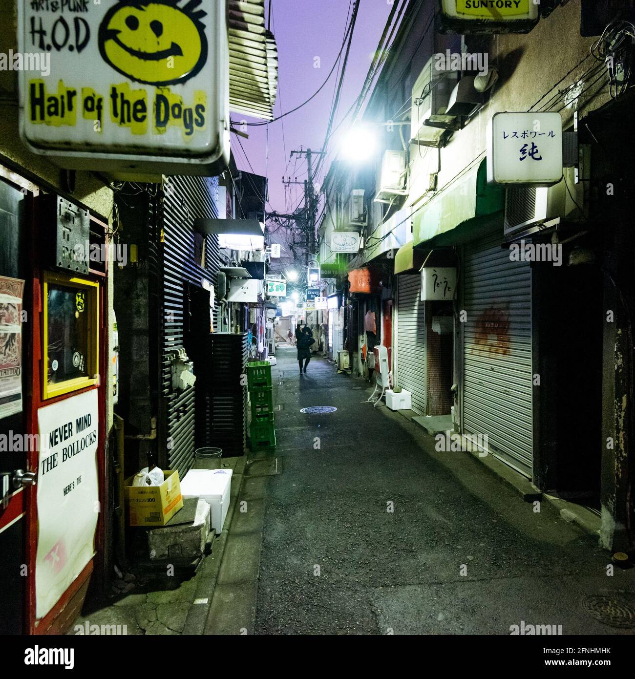 Tokyo, Japon - janvier 12, UNE femme solitaire marchant dans la rue de la ruelle du Golden Gai avec des restaurants izakaya la nuit et des panneaux à Shinjuku, Banque D'Images