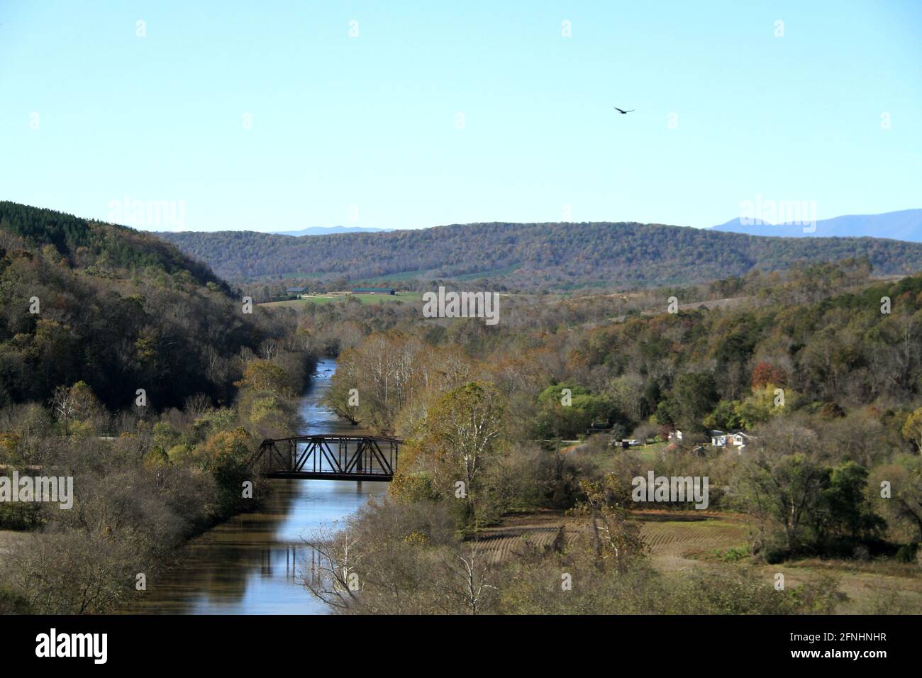 Paysage d'automne dans le comté de Nelson, Virginie, États-Unis. Rivière Tye juste à l'ouest de sa confluence avec la rivière James. Banque D'Images