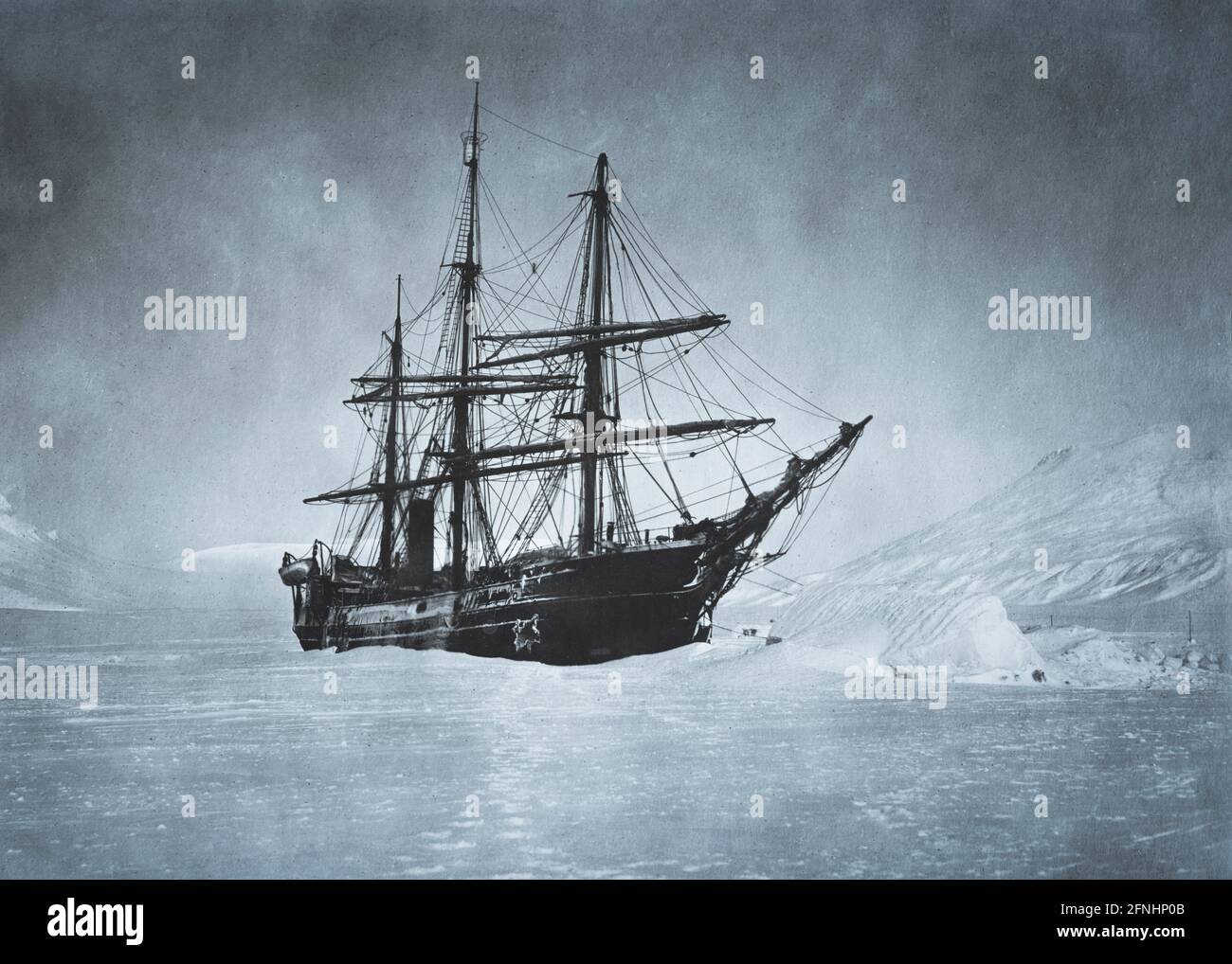Le navire à vapeur à trois mâts America, navire-amiral de l'expédition polaire Baldwin-Ziegler de 1901 à 1902. L'objectif de l'expédition, qui a échoué, était d'atteindre le pôle Nord depuis l'archipel Franz Josef dans l'océan Arctique Banque D'Images