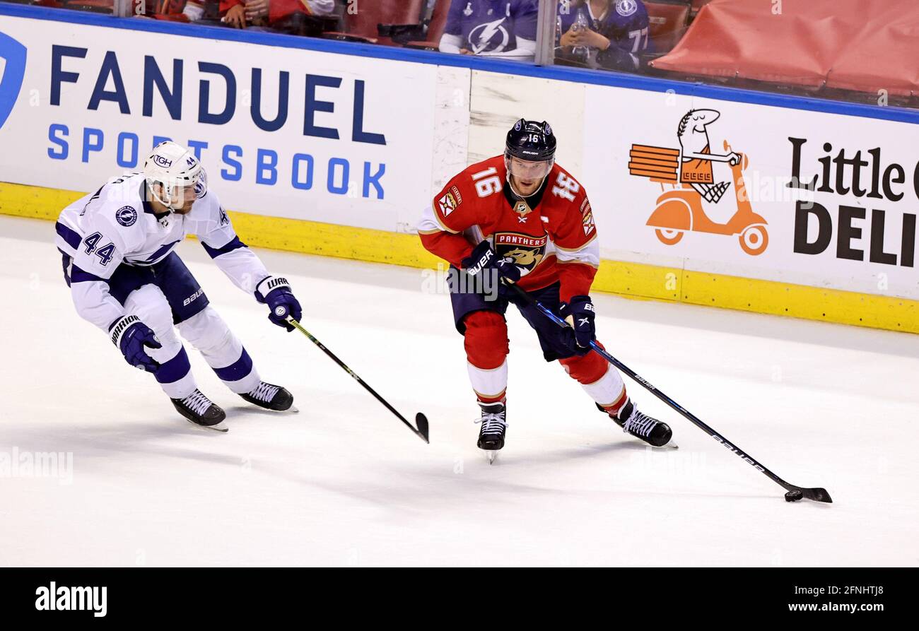 Sunrise, États-Unis. 16 mai 2021. Florida Panthers centre Aleksander Barkov (16) porte le palet contre le défenseur de Tampa Bay Lightning Jan Rutta (44) pendant la première période du match 1 de leur première série de éliminatoires de la coupe Stanley de la LNH au BB&T Centre le dimanche 16 mai 2021 à Sunrise, en Floride. (Photo de David Santiago/Miami Herald/TNS/Sipa USA) Credit: SIPA USA/Alay Live News Banque D'Images