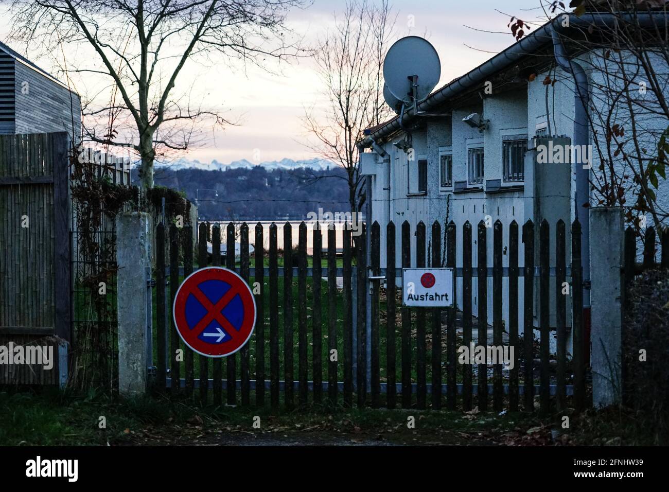 Vue sur une sortie fermée par une clôture en bois.Un panneau sans arrêt, vue sur un lac. Banque D'Images