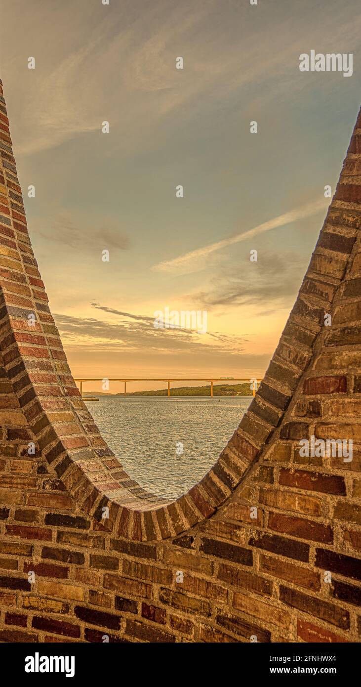 Pont du fjord de Vejle vu par une ouverture dans l'emblématique bâtiment en briques Fjordenhus, Vejle, Danemark, 10 mai 2021 Banque D'Images