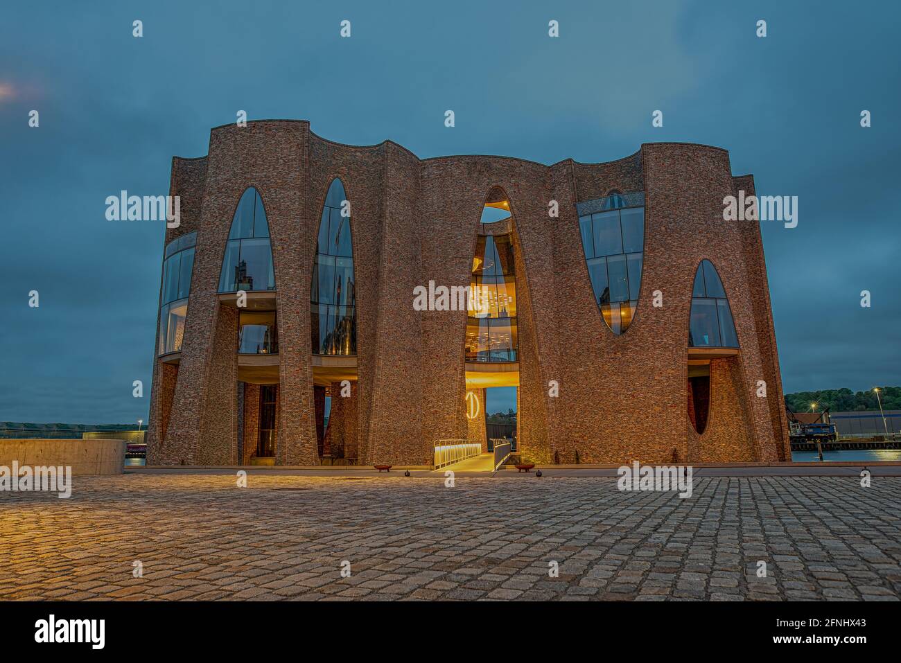 Entorrance au bâtiment emblématique fjordenhus illuminé la nuit, Vejle, Danemark, 12 mai 2021 Banque D'Images