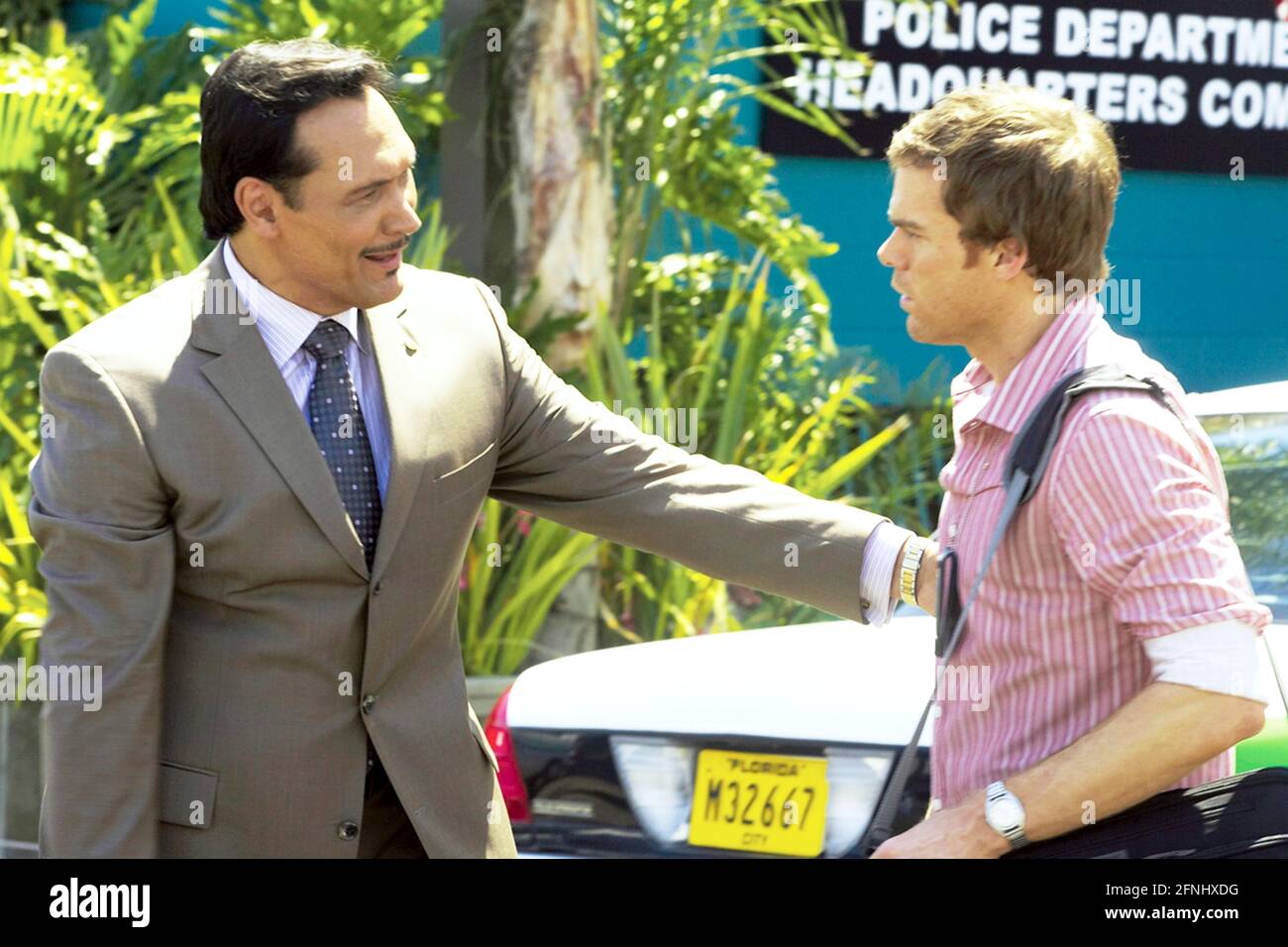 ÉTATS-UNIS. Jimmy Smits et Michael C. Hall dans la série (C)Showtime :  Dexter - saison 3 (2006–2013). Parcelle: Par jour, Dexter à faible mannered  est un analyste de sang-cratter pour la police