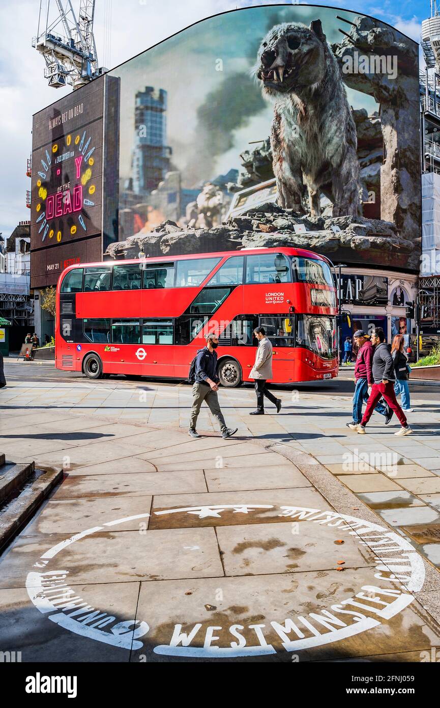 Londres, Royaume-Uni. 17 mai 2021. Le jour où les cinémas sont autorisés à rouvrir, un panneau d'affichage 3-D en direct, Piccadilly Lights, lance l'ARMÉE DU FILM à succès À venir de Zack Snyder (Justice League). En utilisant l'intégralité de l'écran numérique incurvé de Piccadilly Circus, l'activation introduit les Londoniens à "Valentine", le tigre zombie qui apparaît dans le film. Le tigre du VFX, créé par le superviseur des effets visuels Marcus Taormina (Bird Box, Guardians of the Galaxy) en itinérance autour de Las Vegas post-apocalyptique. Crédit : Guy Bell/Alay Live News Banque D'Images