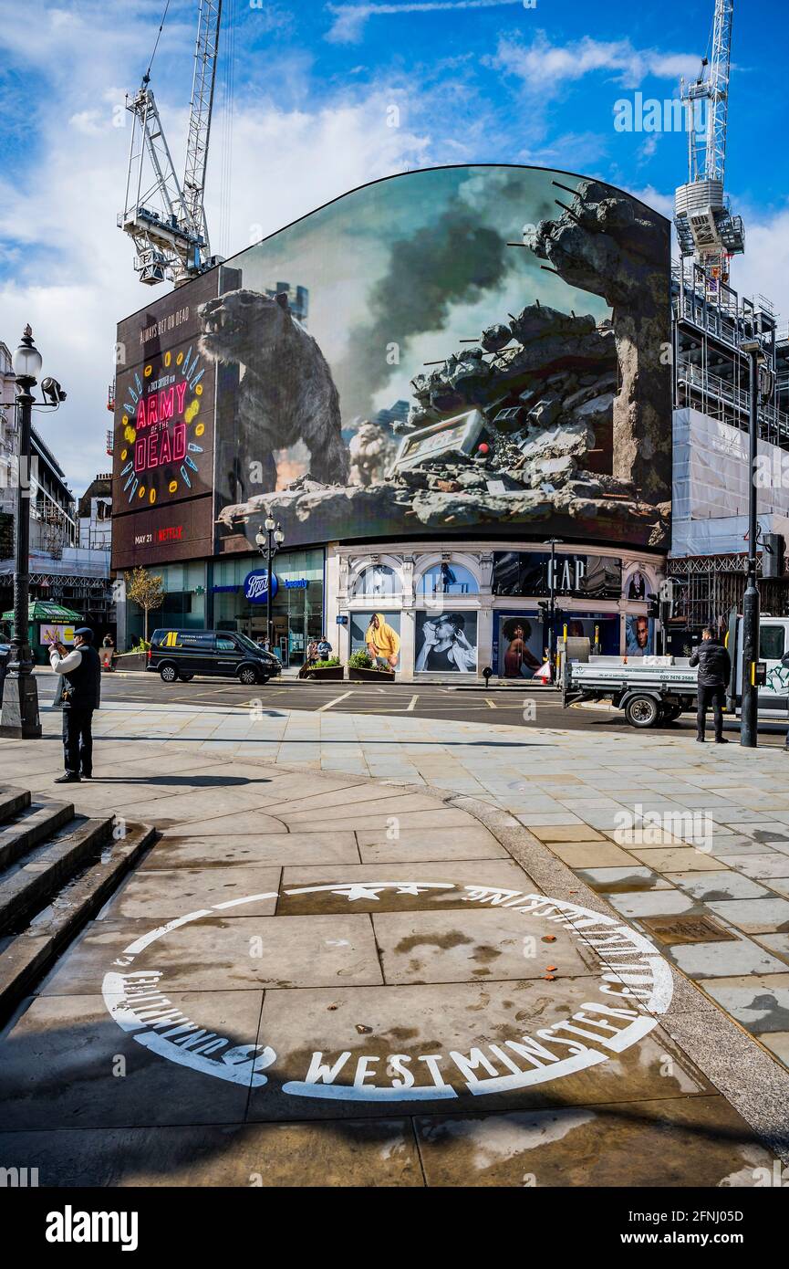 Londres, Royaume-Uni. 17 mai 2021. Le jour où les cinémas sont autorisés à rouvrir, un panneau d'affichage 3-D en direct, Piccadilly Lights, lance l'ARMÉE DU FILM à succès À venir de Zack Snyder (Justice League). En utilisant l'intégralité de l'écran numérique incurvé de Piccadilly Circus, l'activation introduit les Londoniens à "Valentine", le tigre zombie qui apparaît dans le film. Le tigre du VFX, créé par le superviseur des effets visuels Marcus Taormina (Bird Box, Guardians of the Galaxy) en itinérance autour de Las Vegas post-apocalyptique. Crédit : Guy Bell/Alay Live News Banque D'Images