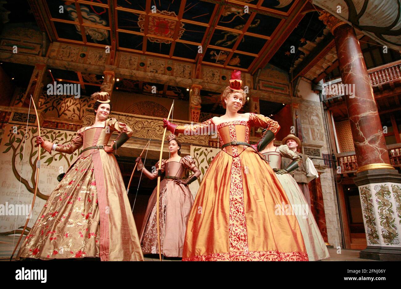 l-r: Gemma Arterton (Rosaline), Cush Jumbo (Maria), Michelle Terry (Princesse de France), Andrew Vincent (terne) dans LE TRAVAIL DE L'AMOUR PERDU par Shakespeare au Globe de Shakespeare, Londres SE1 11/07/2007 design: Jonathan Fensom combats: Renny Krupinsky chorégraphie: Sian Williams réalisateur: Dominic Dromgoole Banque D'Images