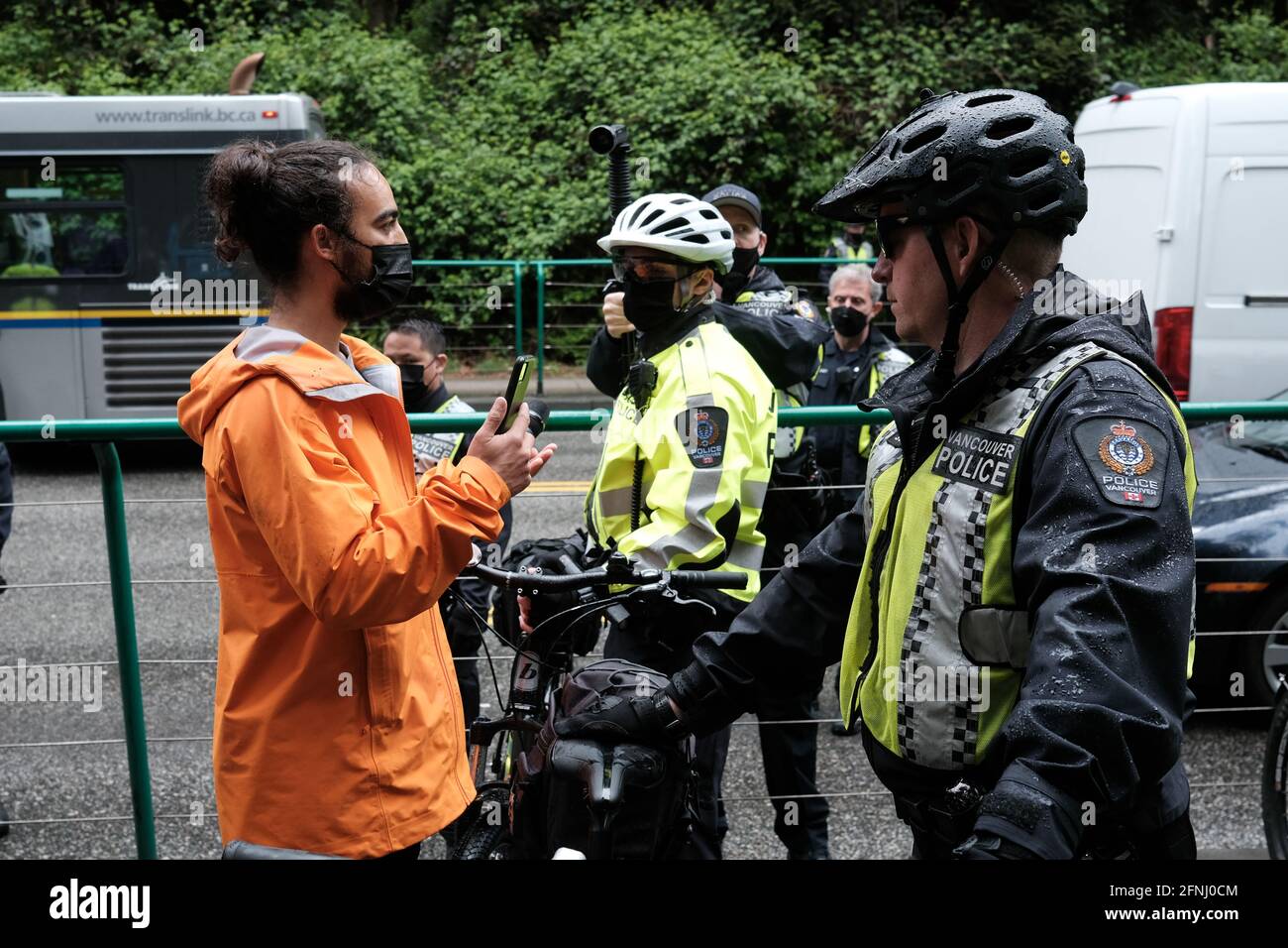 Extinction le protestataire de la rébellion affronte les policiers sur le trottoir à l'intérieur Stanley Park lors d'une manifestation climatique Banque D'Images