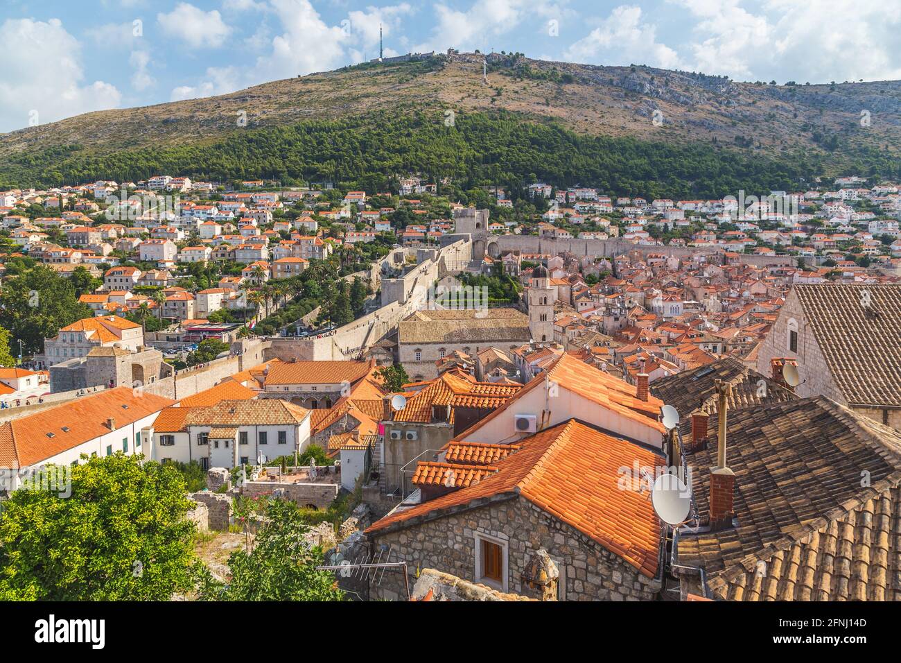 Dubrovnik, Croatie - vue sur le toit de la vieille ville de Dubrovnik, montrant des parties des murs. Banque D'Images