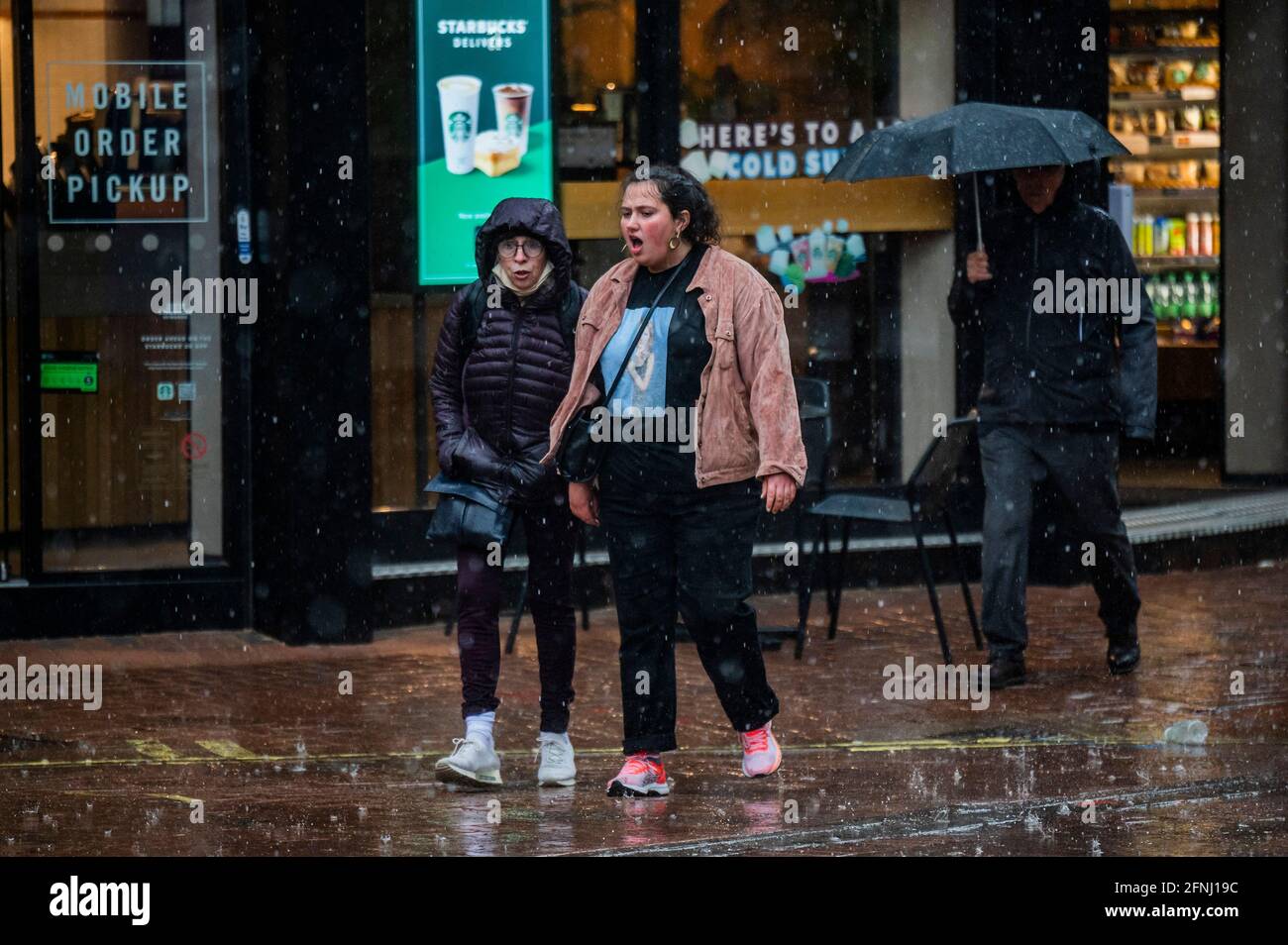 Londres, Royaume-Uni. 17 mai 2021. La pluie déverse le jour où le prochain relâchement du verrouillage entre en vigueur. Heureusement, les gens peuvent maintenant manger et boire à l'intérieur. Mauvais temps de mai à Londres. Crédit : Guy Bell/Alay Live News Banque D'Images