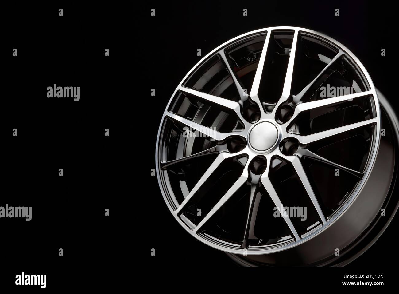 belles roues sport en alliage noir, espace de copie forgé. Banque D'Images