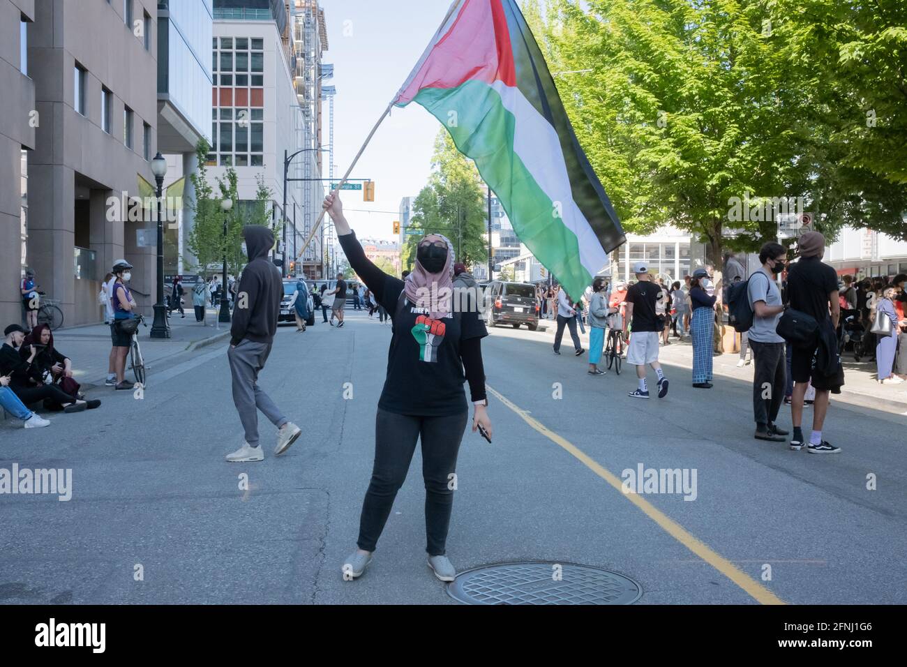 L'activiste porte un drapeau dans une marche montrant le soutien pour Palestine Banque D'Images